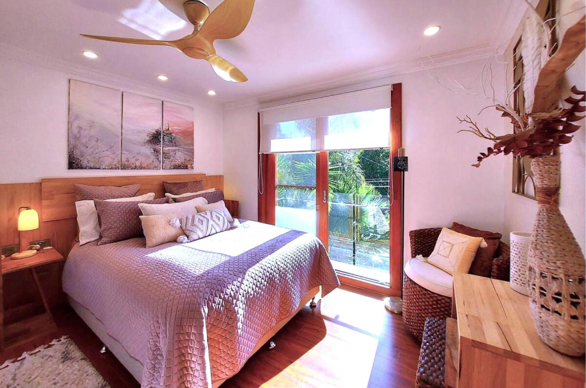 Charming Retreat at Famous Palm Beach Outdoor Spa till 8 Walk to Ocean beach