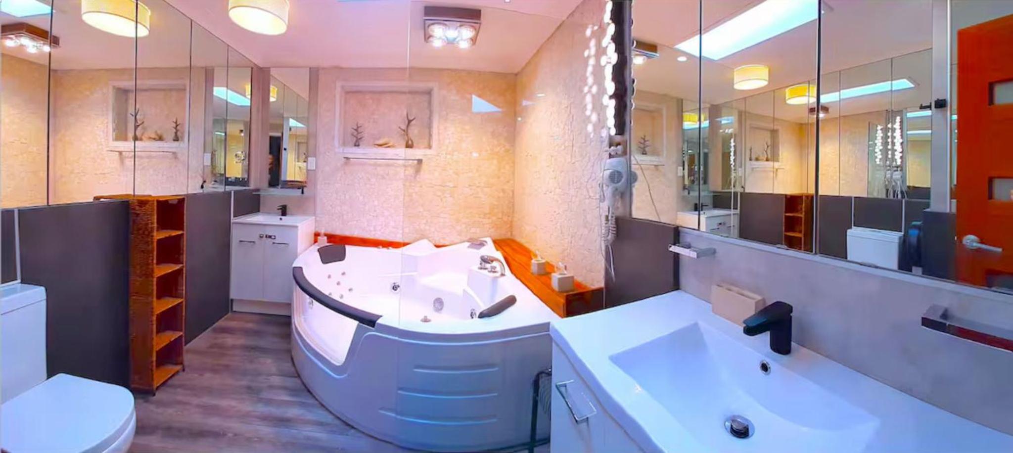 Charming Retreat at Famous Palm Beach Outdoor Spa till 8 Walk to Ocean beach
