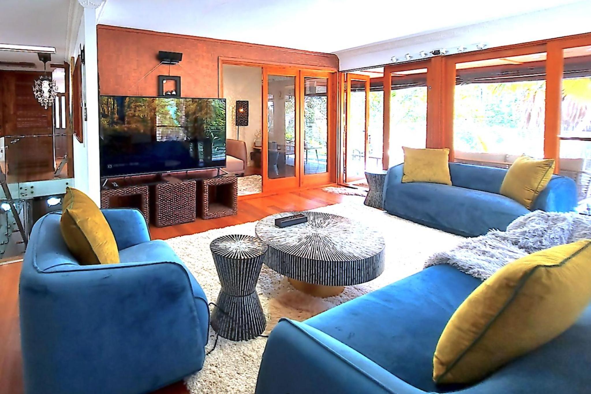 Charming Retreat at Famous Palm Beach Outdoor Spa till 8 Walk to Ocean beach