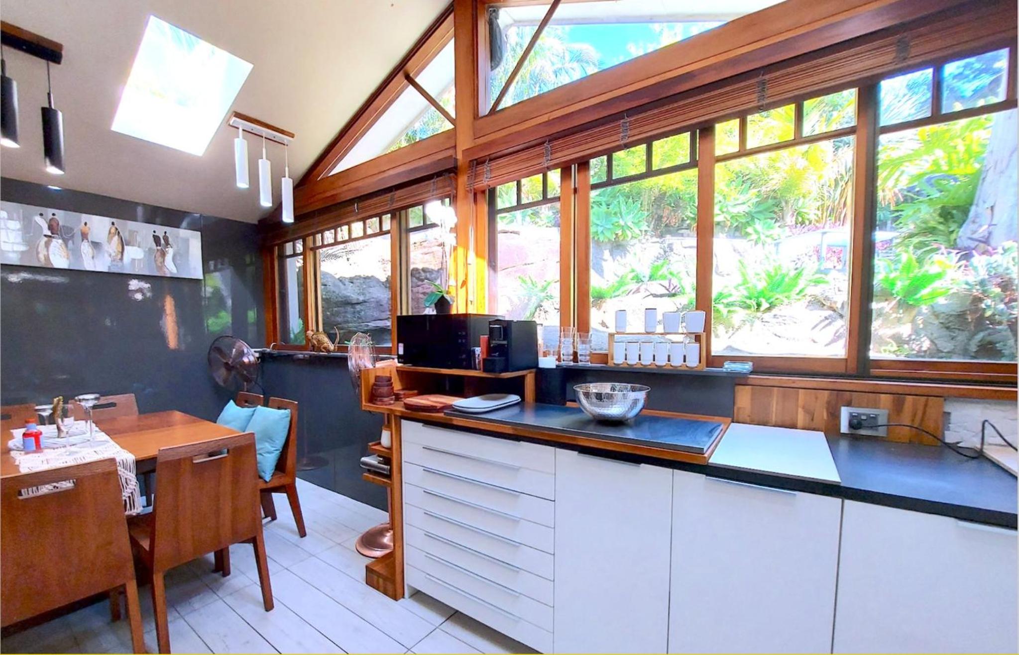 Charming Retreat at Famous Palm Beach Outdoor Spa till 8 Walk to Ocean beach