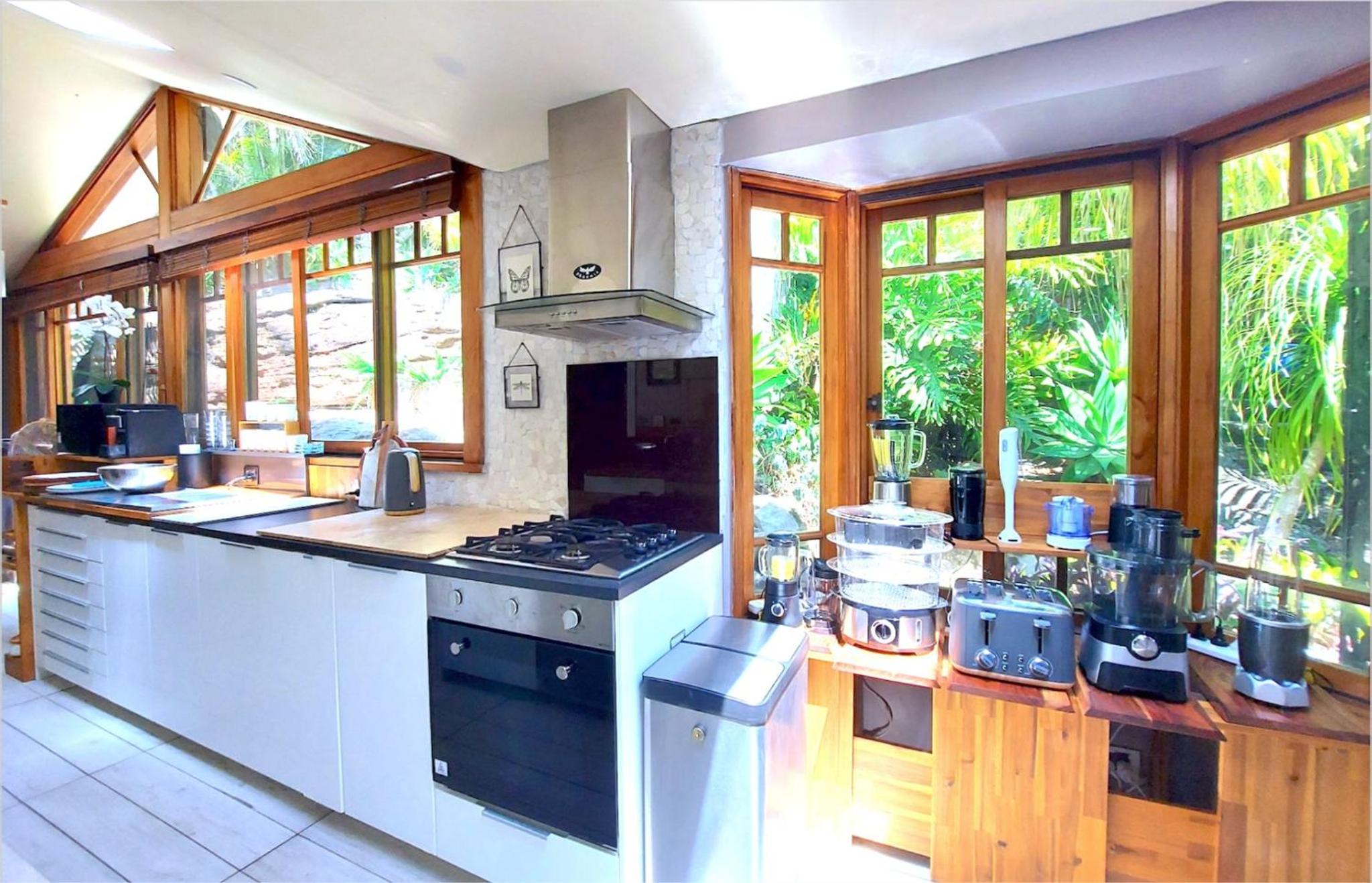 Charming Retreat at Famous Palm Beach Outdoor Spa till 8 Walk to Ocean beach