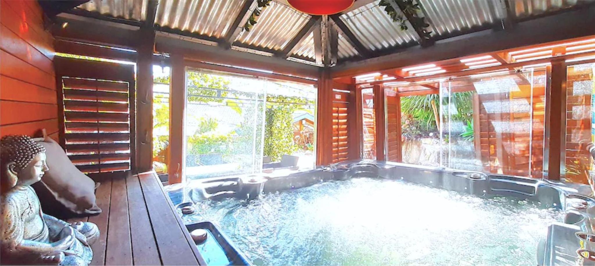 Charming Retreat at Famous Palm Beach Outdoor Spa till 8 Walk to Ocean beach