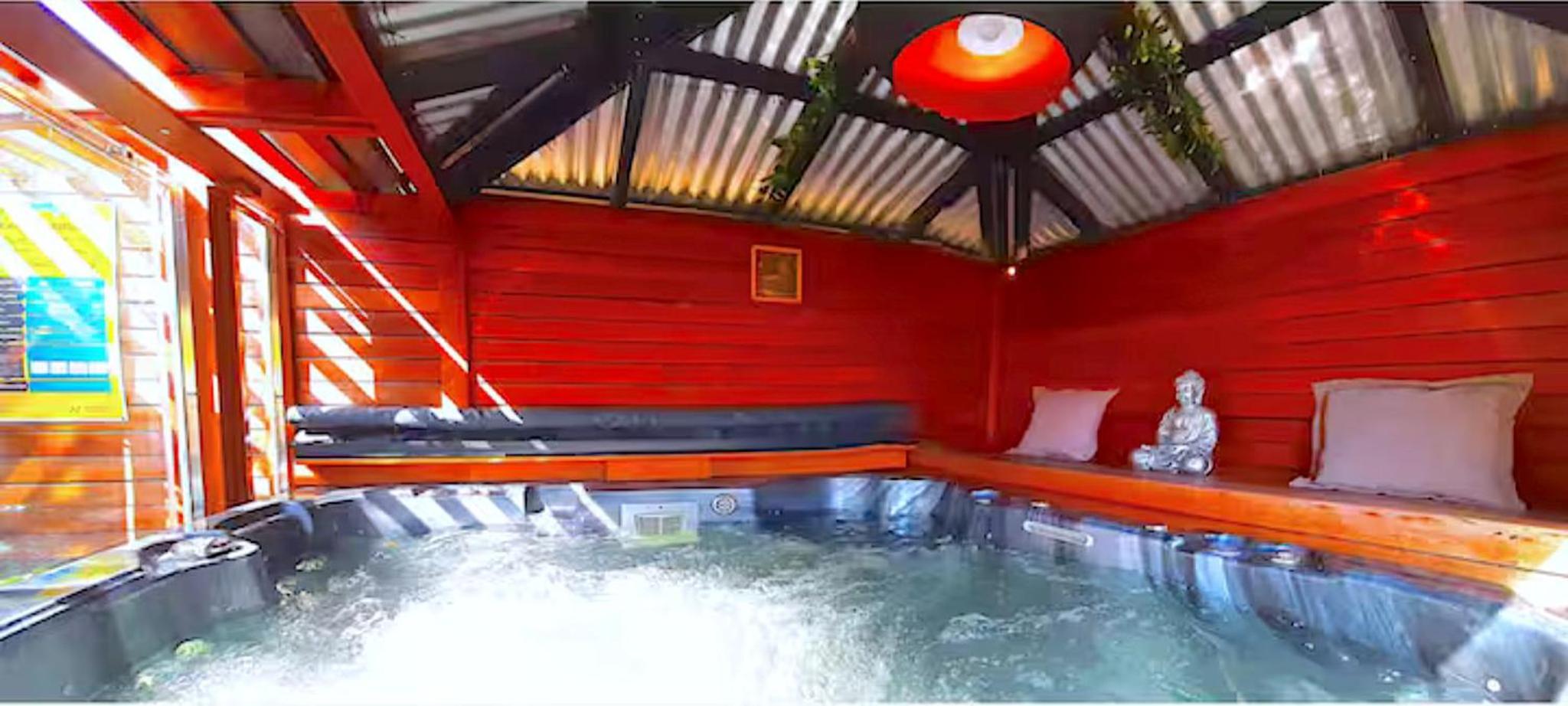 Charming Retreat at Famous Palm Beach Outdoor Spa till 8 Walk to Ocean beach