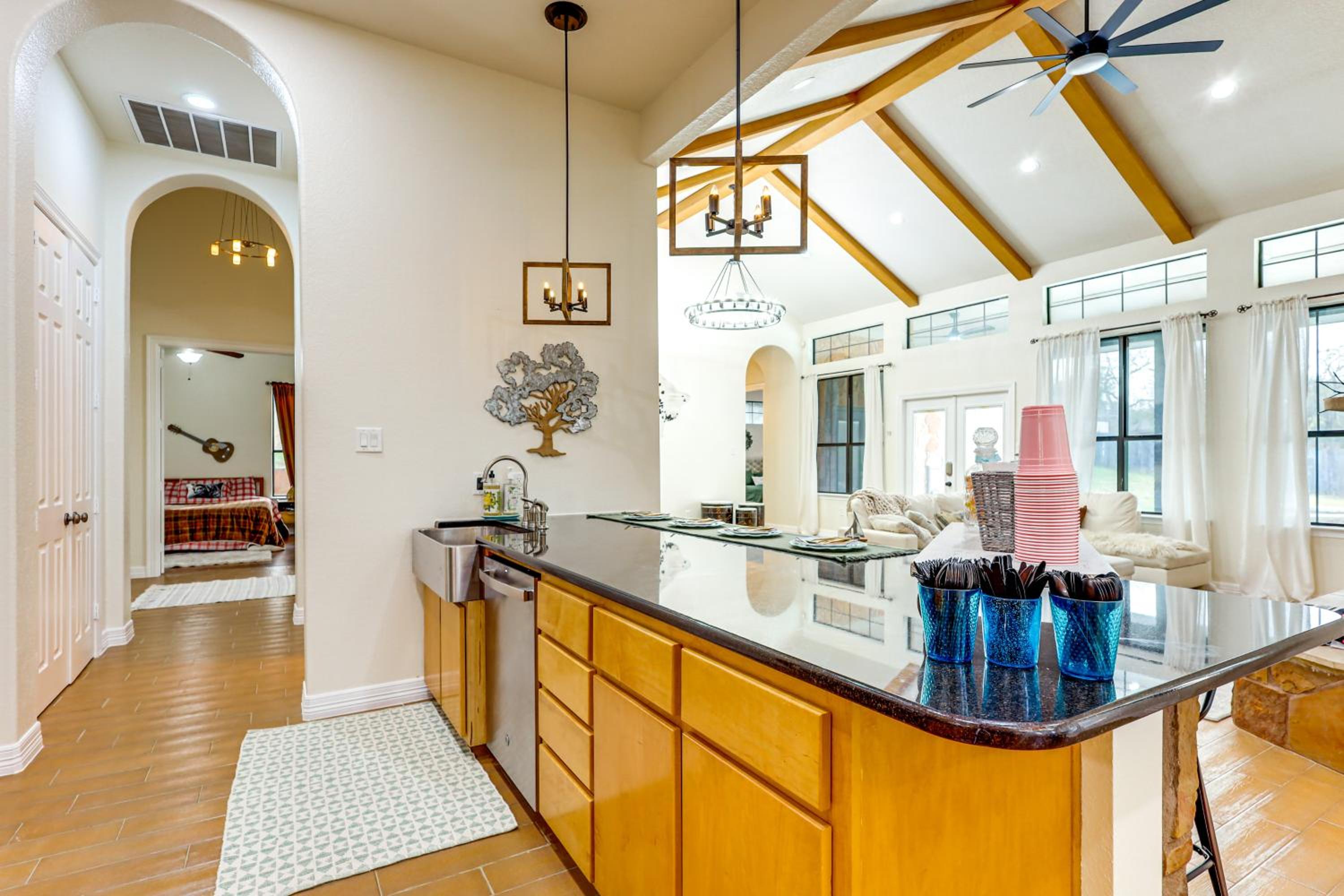 3 Mi to Lake! Belton Getaway with Outdoor Kitchen