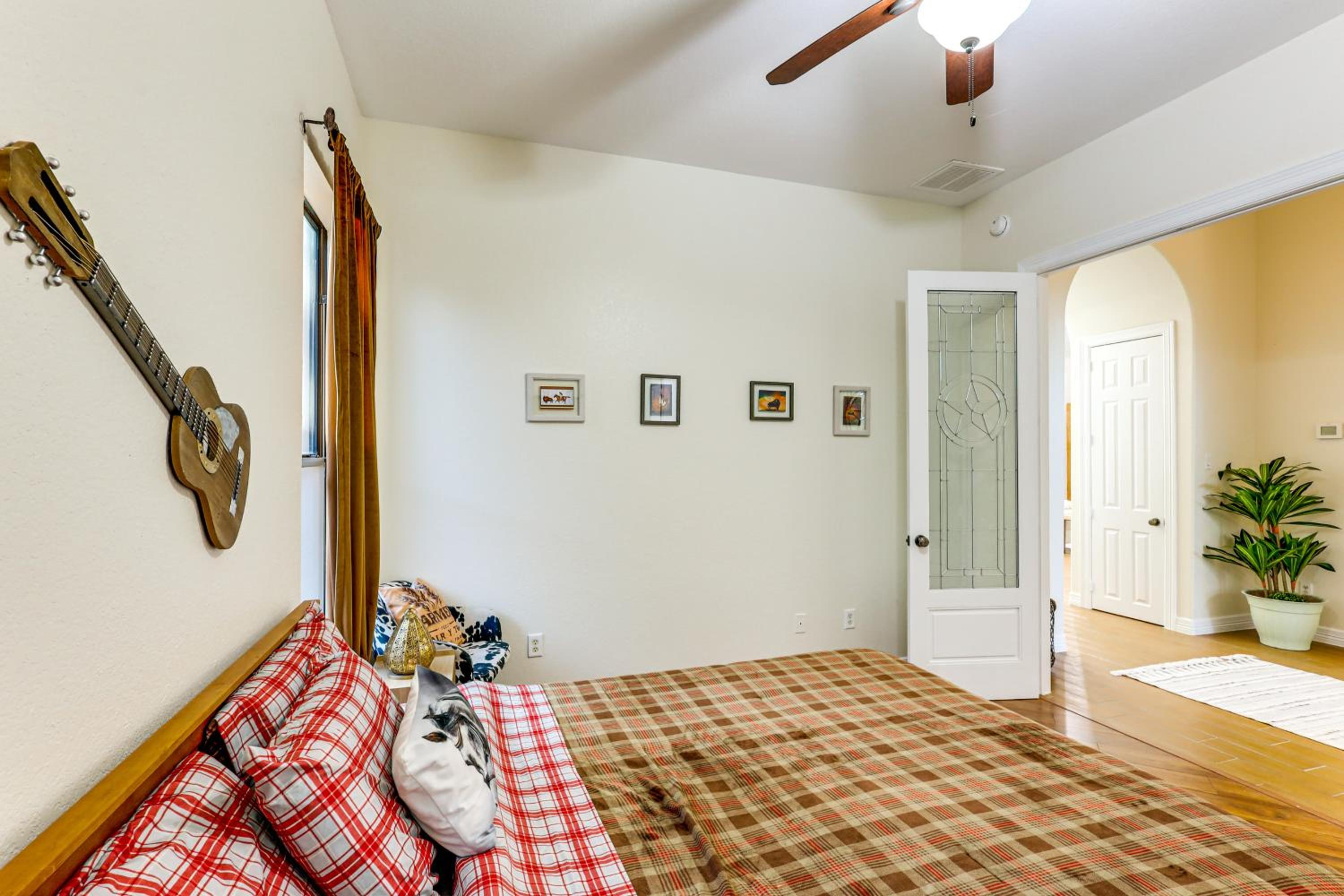 3 Mi to Lake! Belton Getaway with Outdoor Kitchen