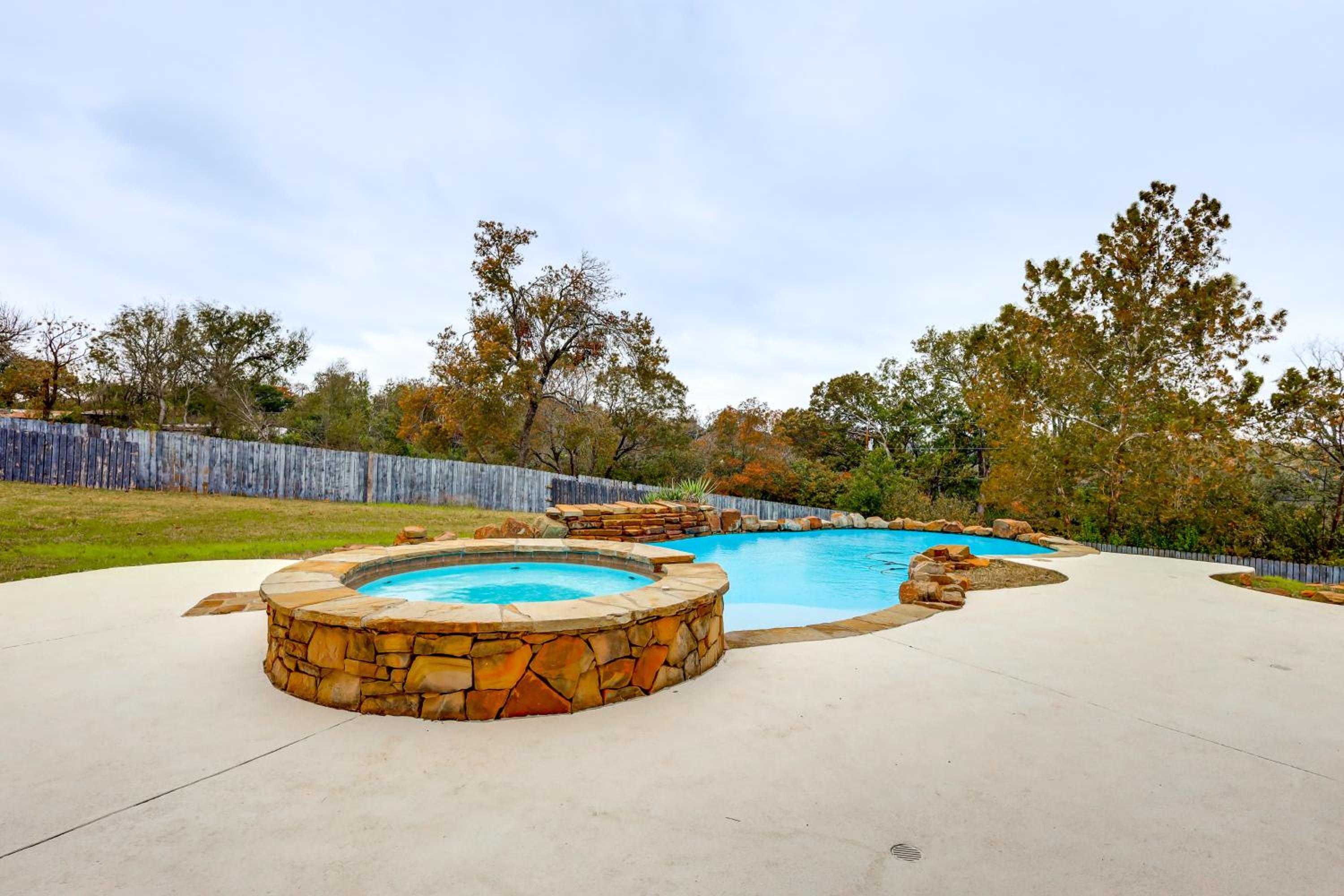 3 Mi to Lake! Belton Getaway with Outdoor Kitchen