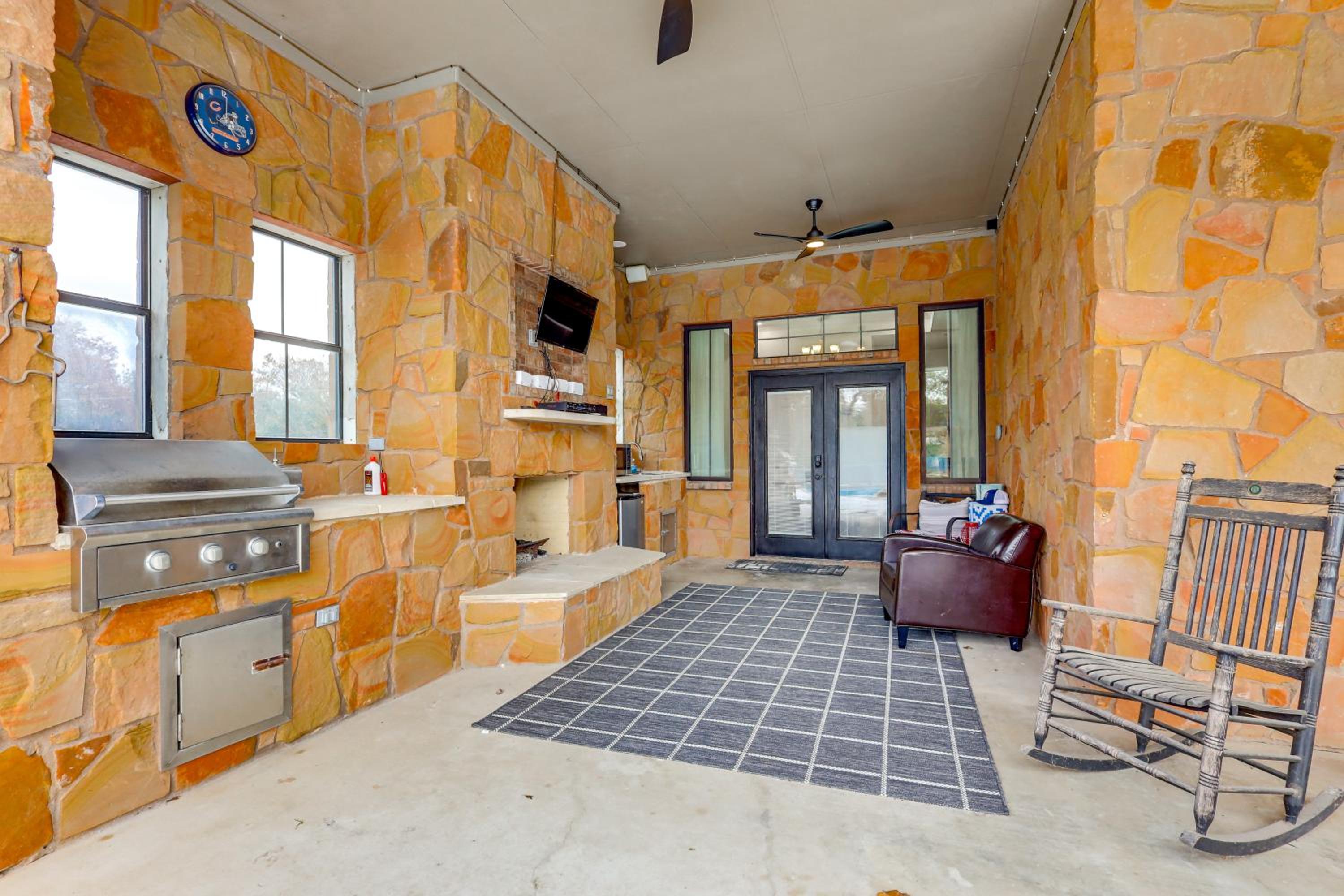 3 Mi to Lake! Belton Getaway with Outdoor Kitchen