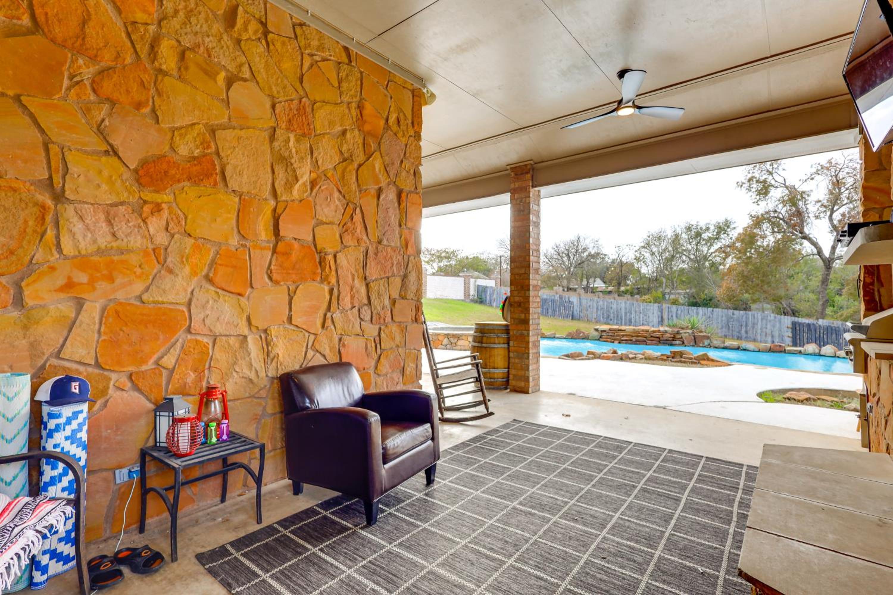 3 Mi to Lake! Belton Getaway with Outdoor Kitchen