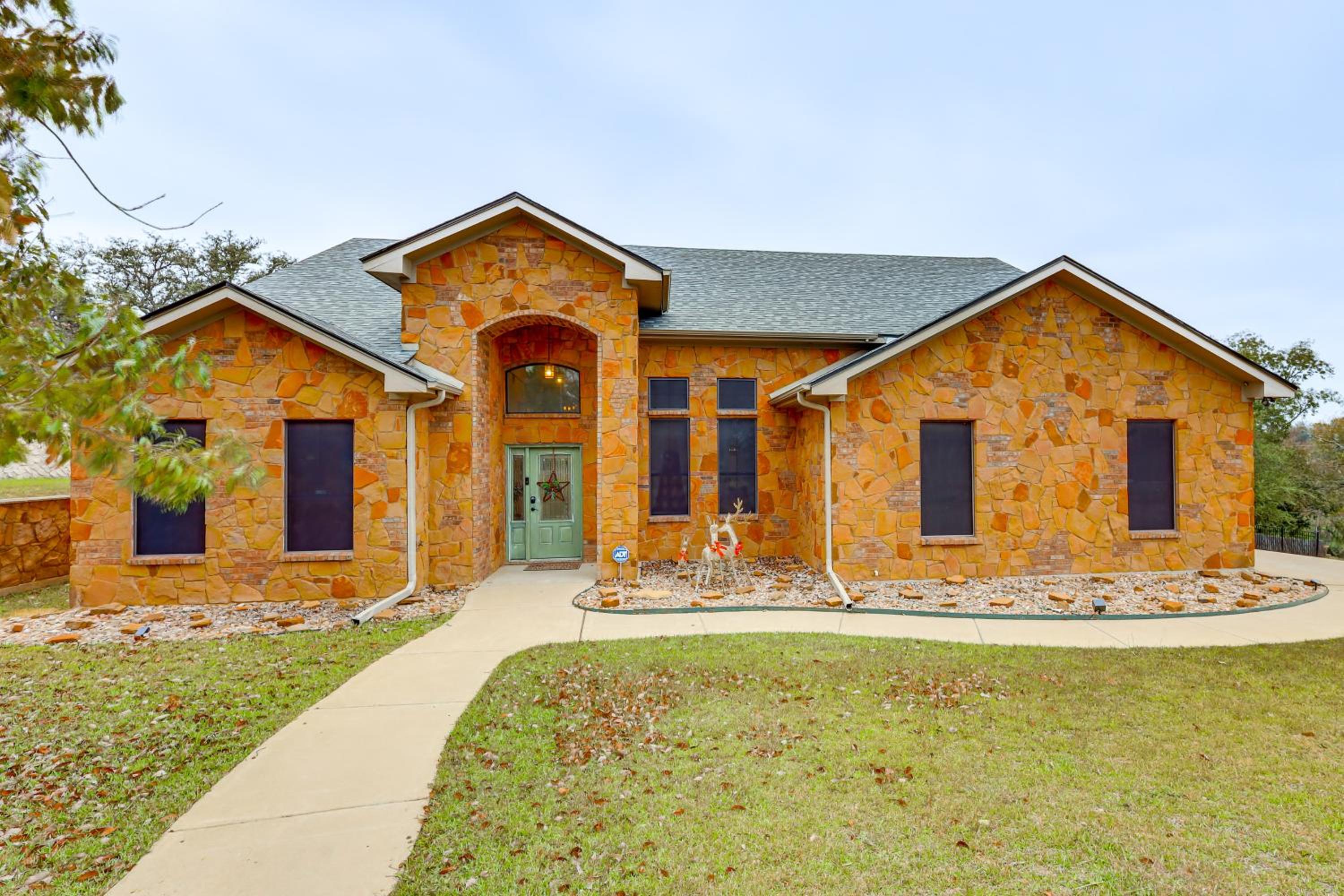 3 Mi to Lake! Belton Getaway with Outdoor Kitchen