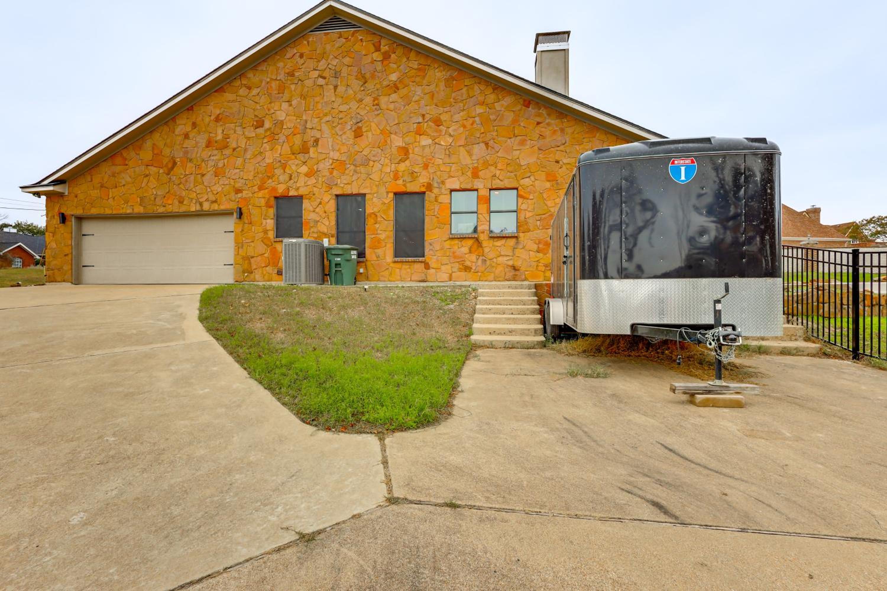 3 Mi to Lake! Belton Getaway with Outdoor Kitchen