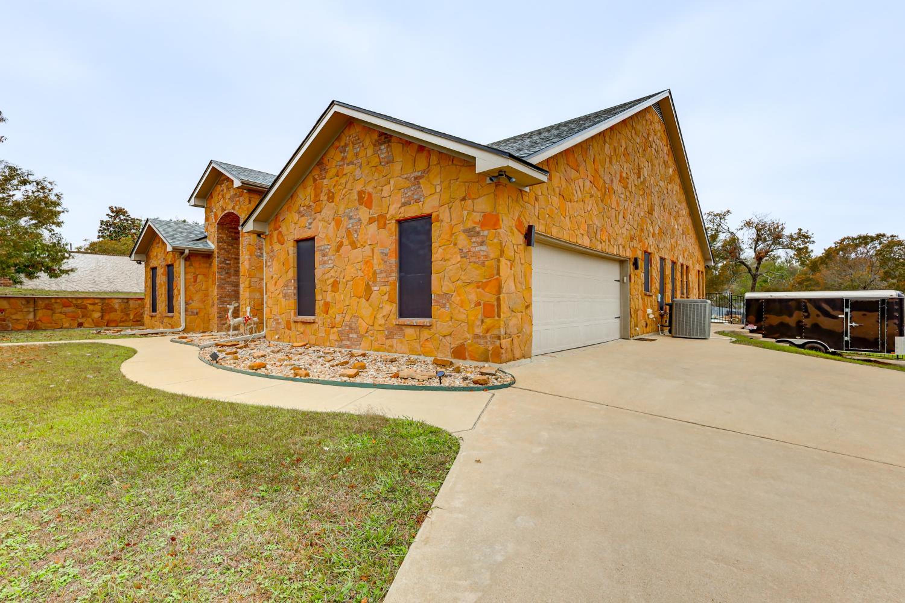 3 Mi to Lake! Belton Getaway with Outdoor Kitchen