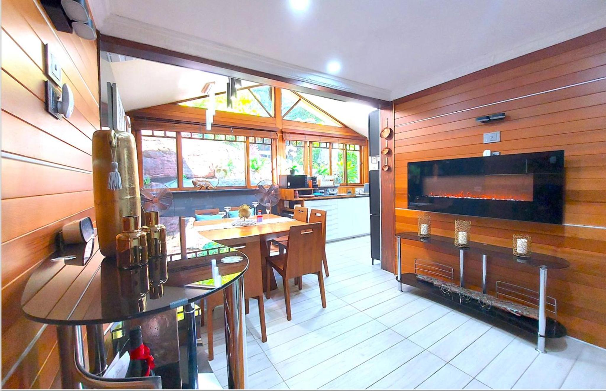 Charming Retreat at Famous Palm Beach Outdoor Spa till 8 Walk to Ocean beach