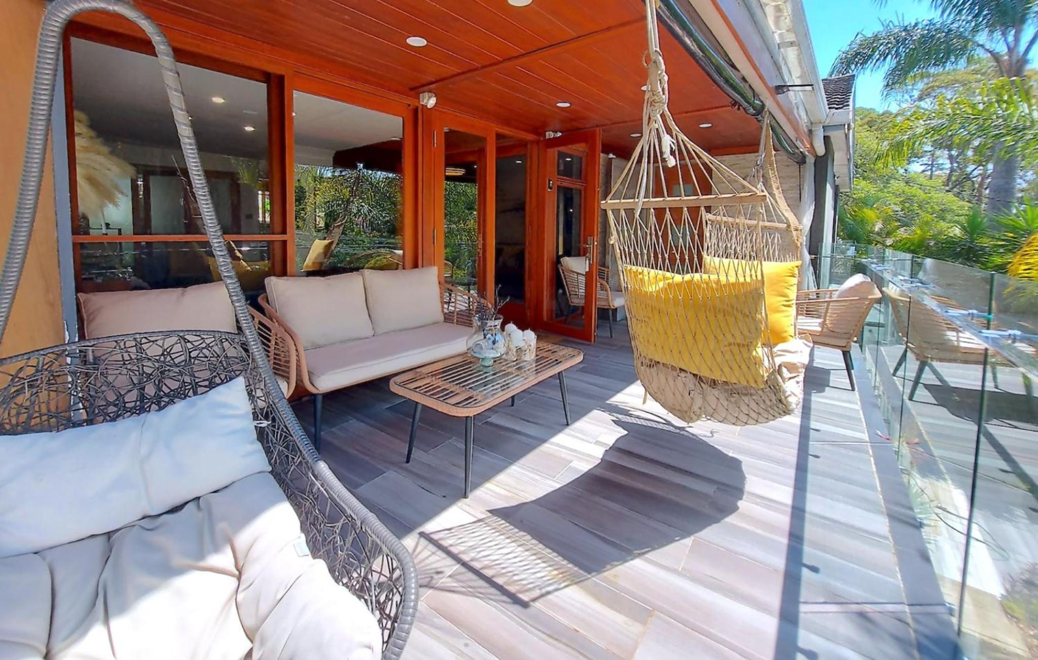 Charming Retreat at Famous Palm Beach Outdoor Spa till 8 Walk to Ocean beach