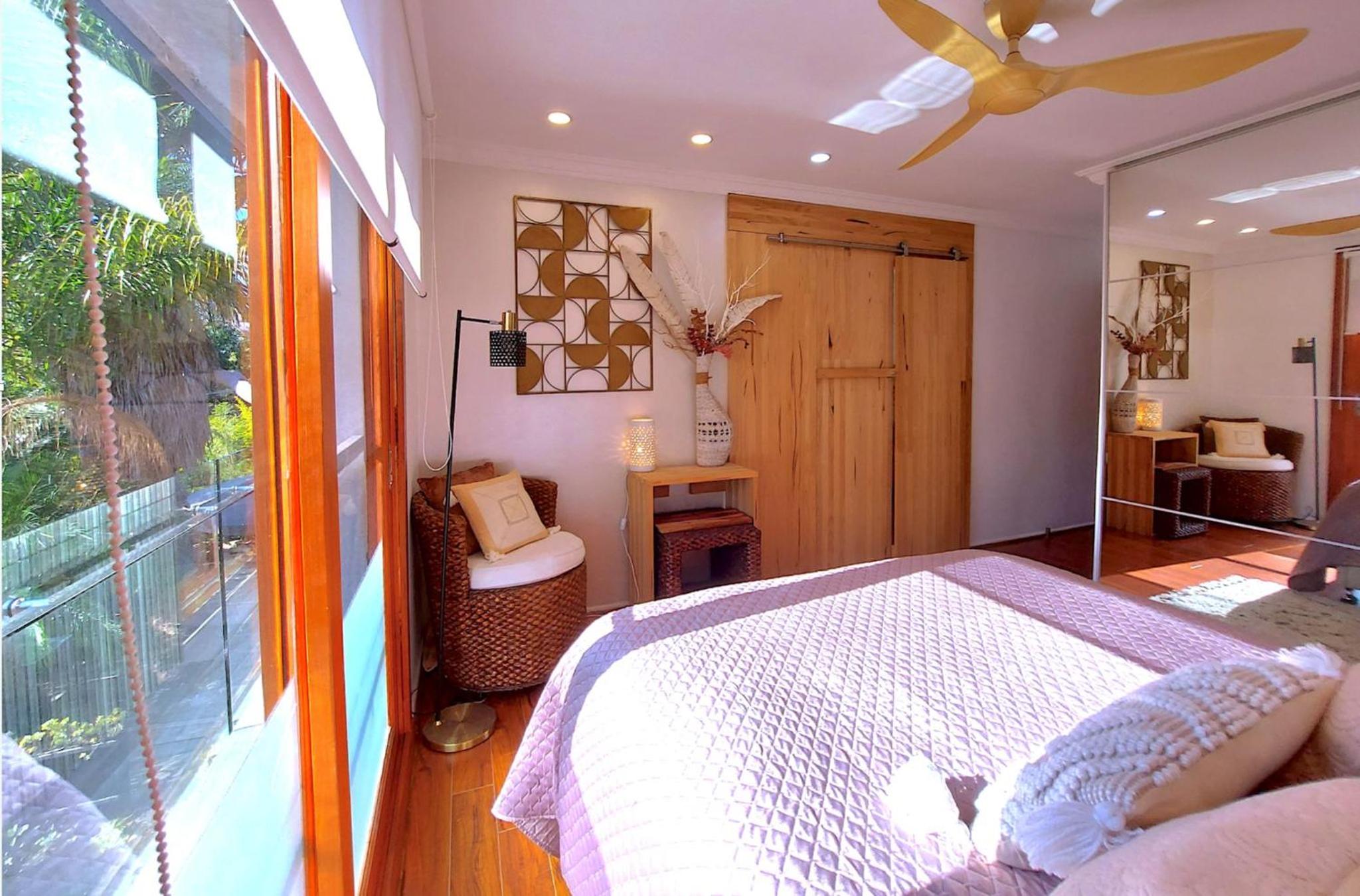 Charming Retreat at Famous Palm Beach Outdoor Spa till 8 Walk to Ocean beach