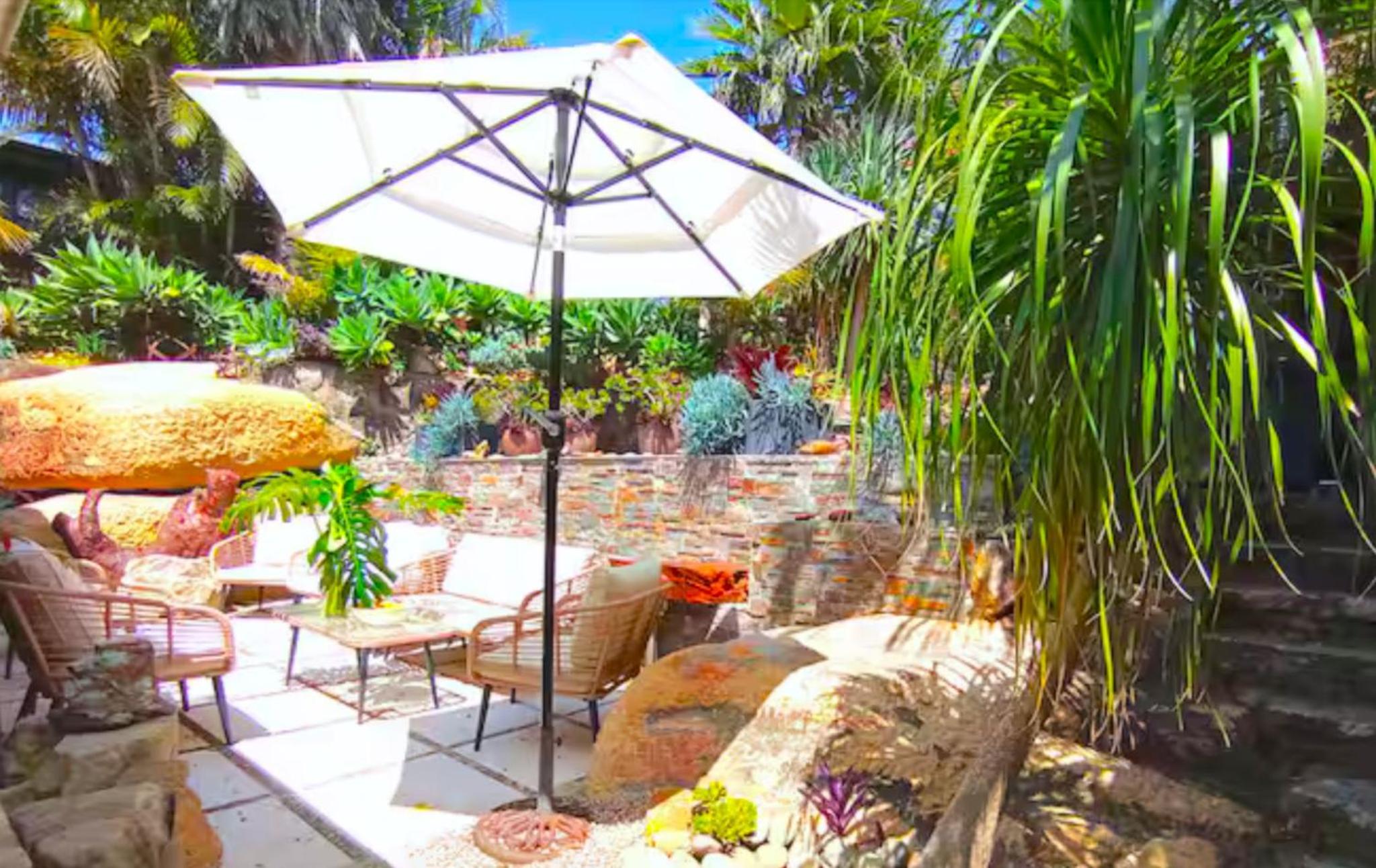 Charming Retreat at Famous Palm Beach Outdoor Spa till 8 Walk to Ocean beach