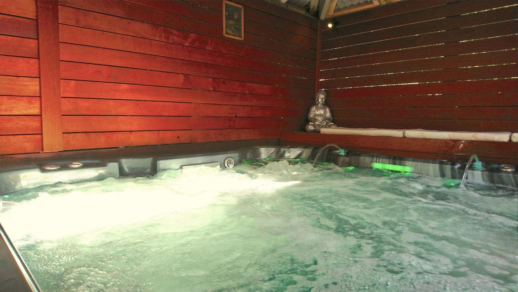 Charming Retreat at Famous Palm Beach Outdoor Spa till 8 Walk to Ocean beach