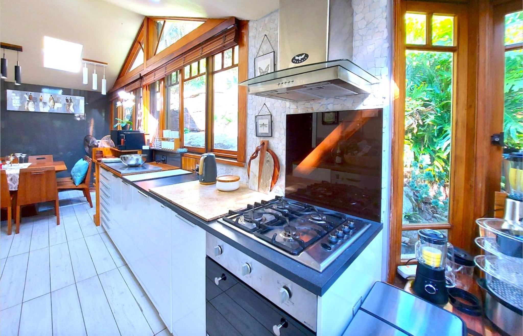 Charming Retreat at Famous Palm Beach Outdoor Spa till 8 Walk to Ocean beach