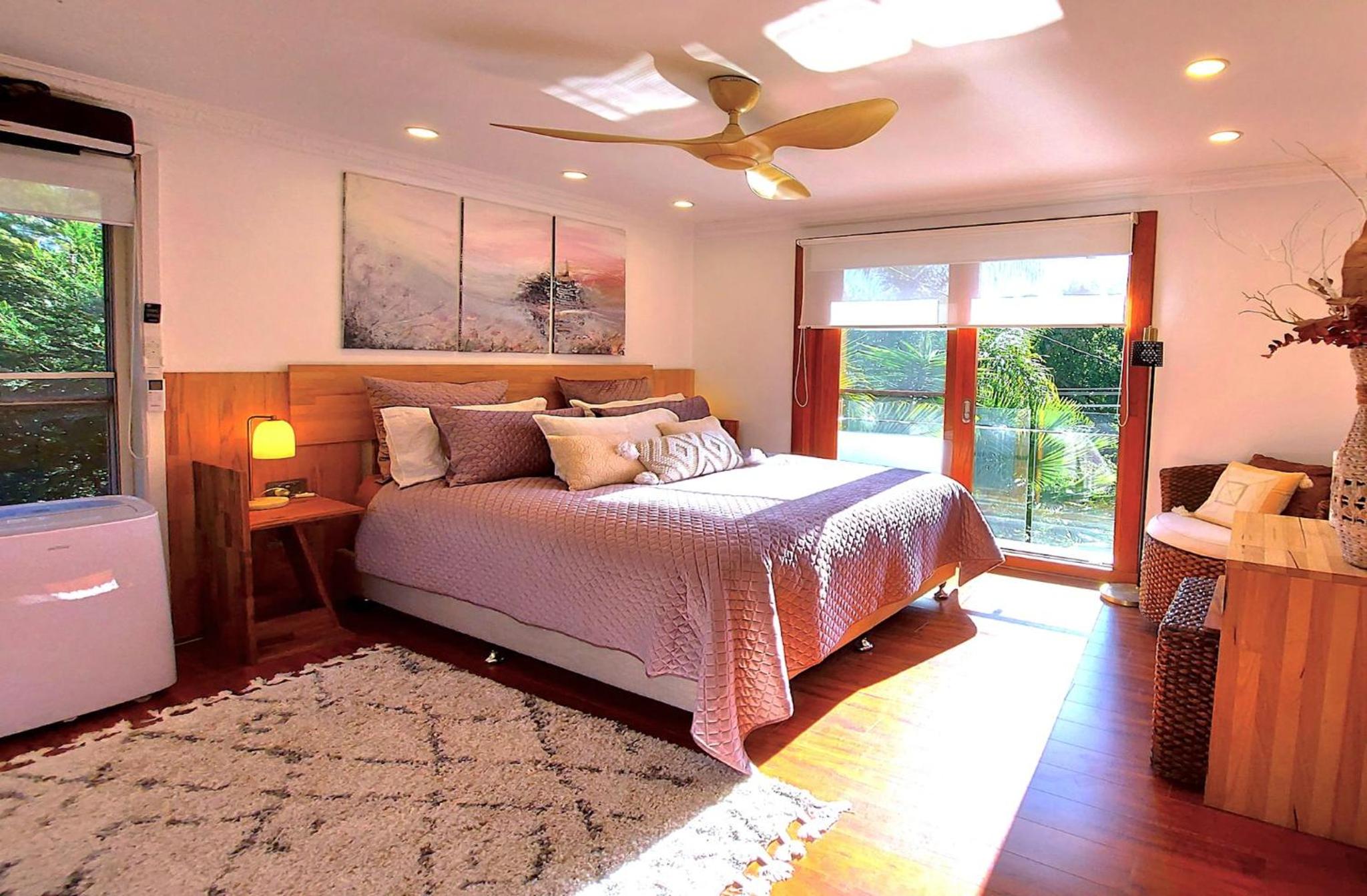 Charming Retreat at Famous Palm Beach Outdoor Spa till 8 Walk to Ocean beach