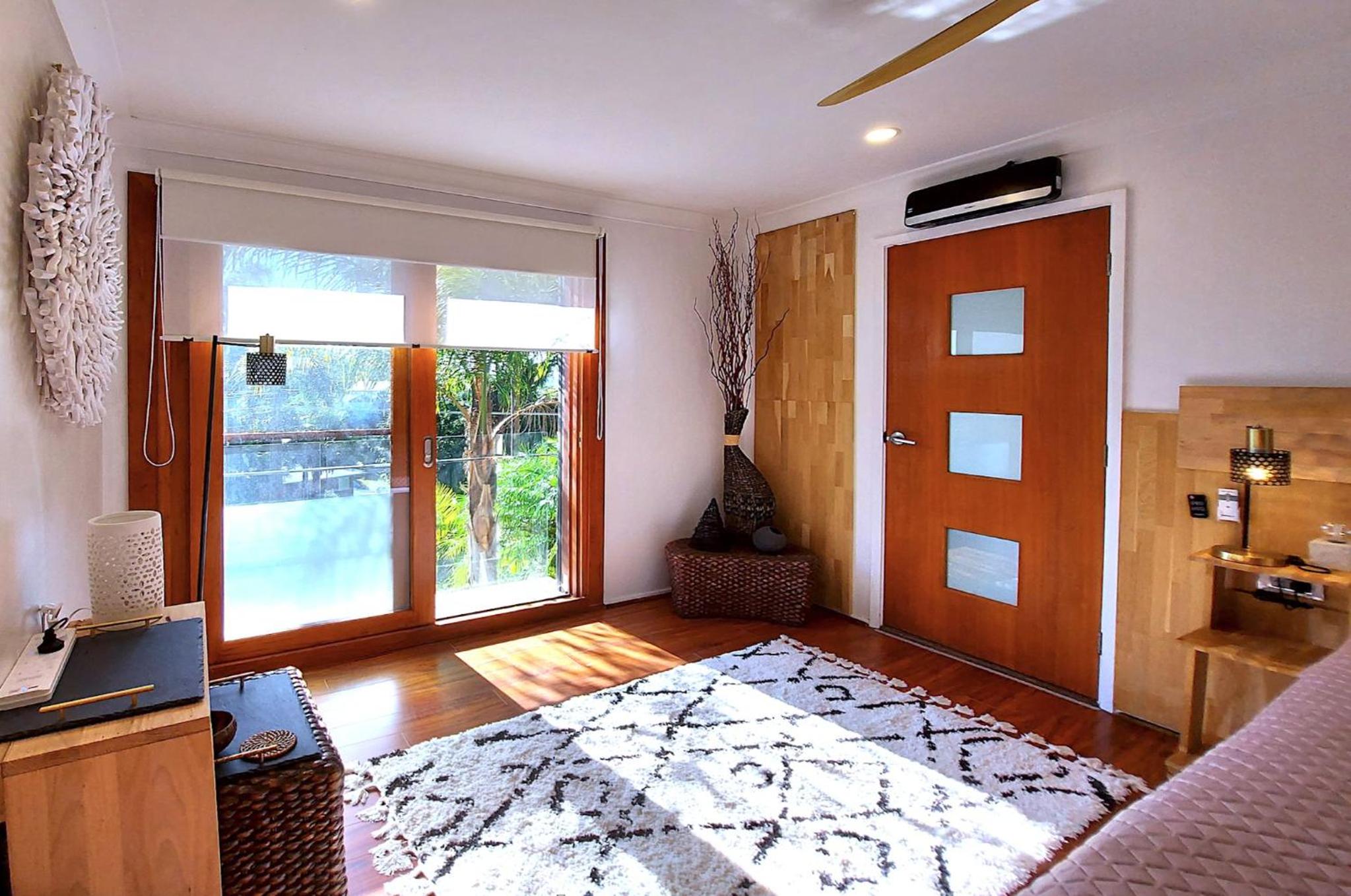 Charming Retreat at Famous Palm Beach Outdoor Spa till 8 Walk to Ocean beach