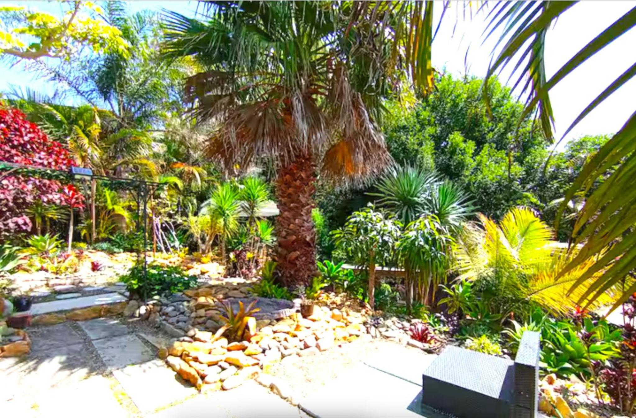 Charming Retreat at Famous Palm Beach Outdoor Spa till 8 Walk to Ocean beach