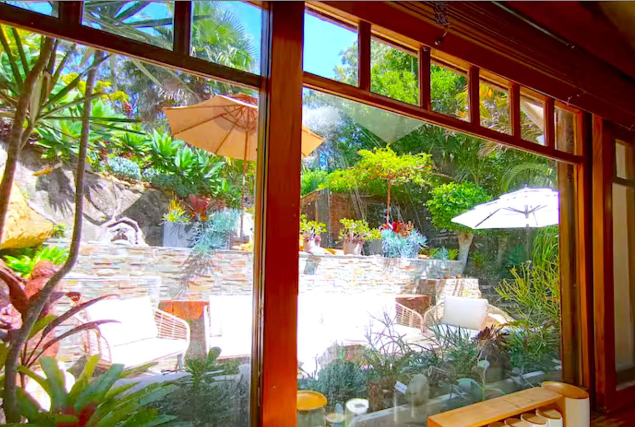 Charming Retreat at Famous Palm Beach Outdoor Spa till 8 Walk to Ocean beach