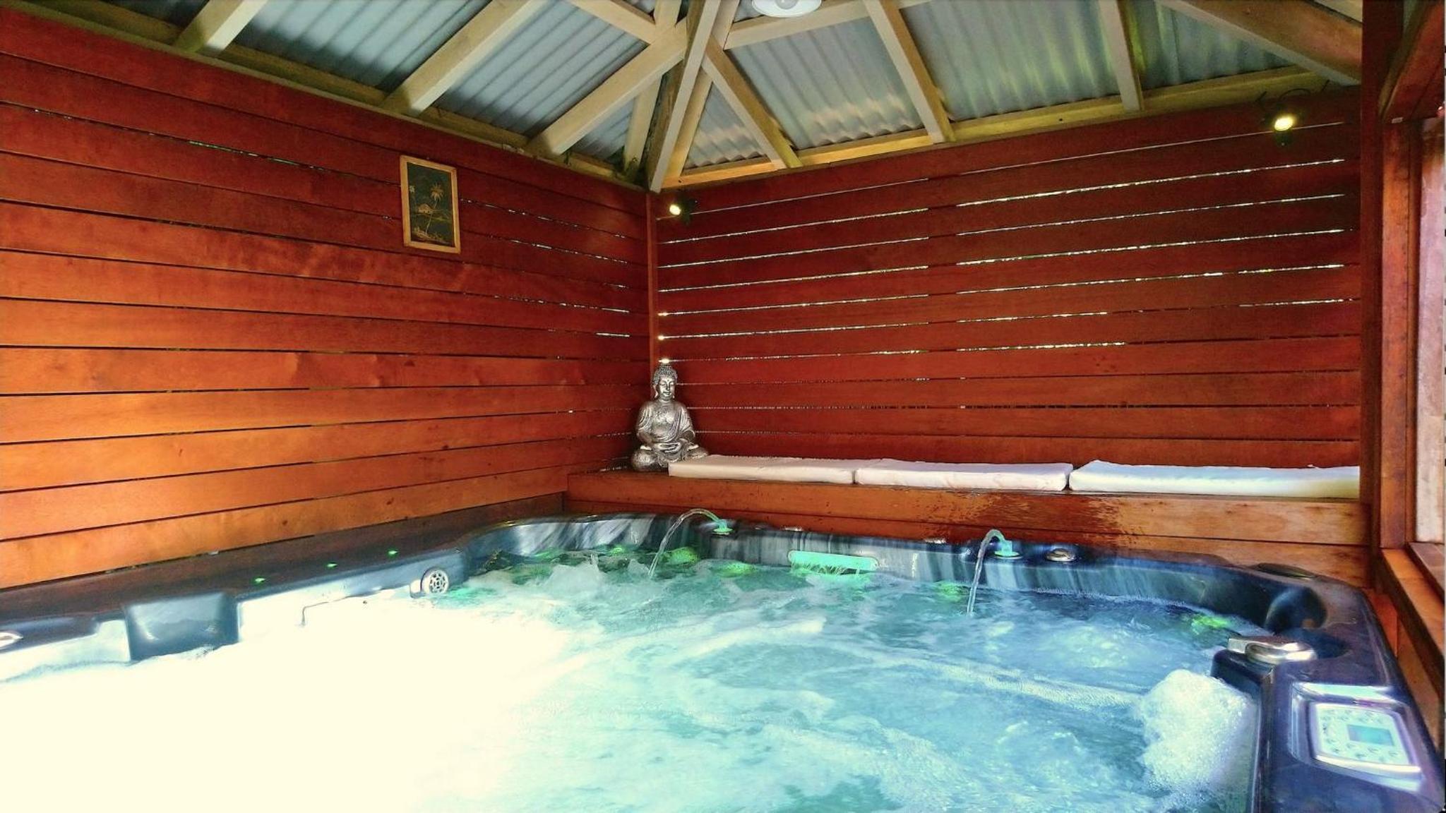 Charming Retreat at Famous Palm Beach Outdoor Spa till 8 Walk to Ocean beach