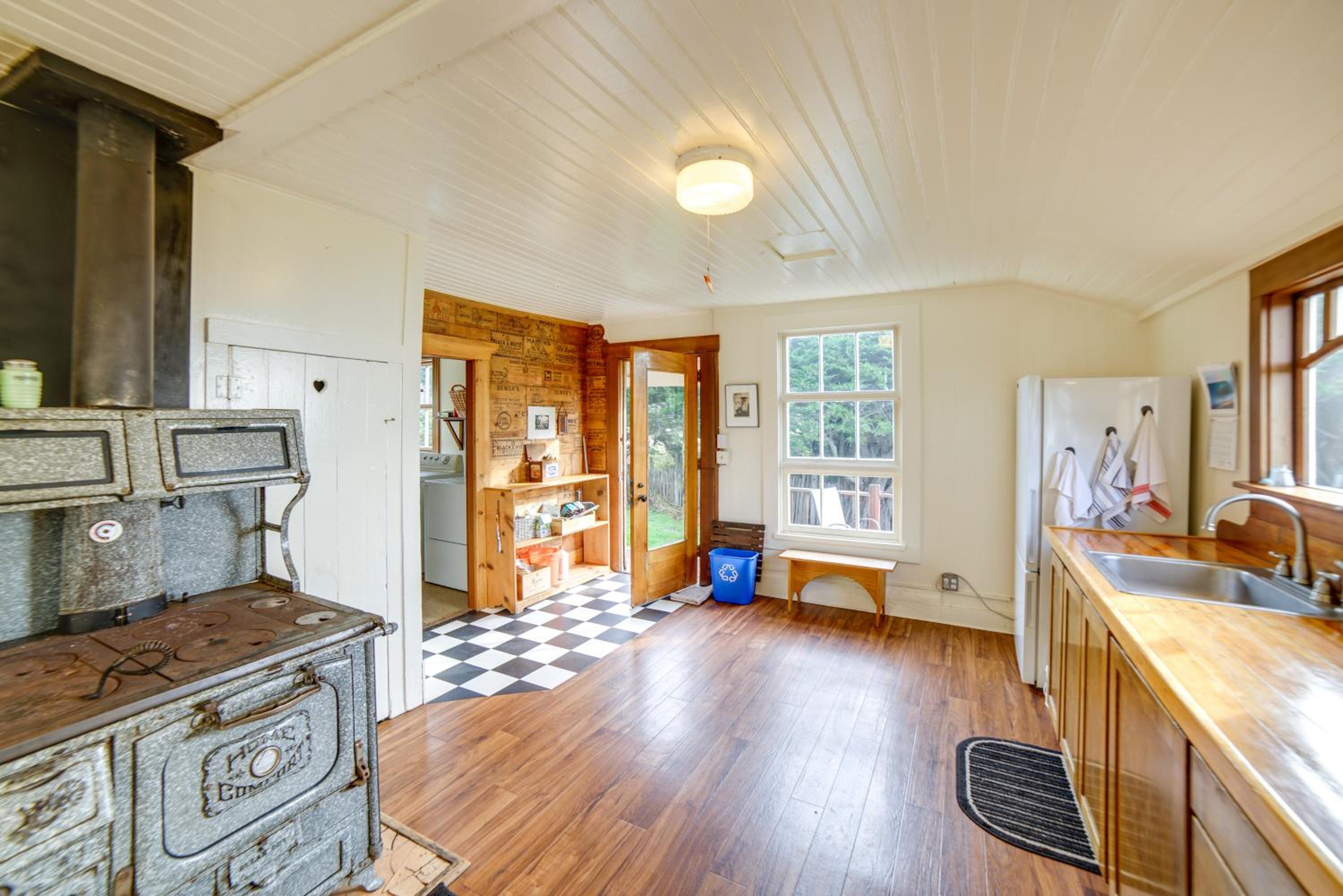 Rustic Oceanfront Mendocino Coast Cottage with Deck!