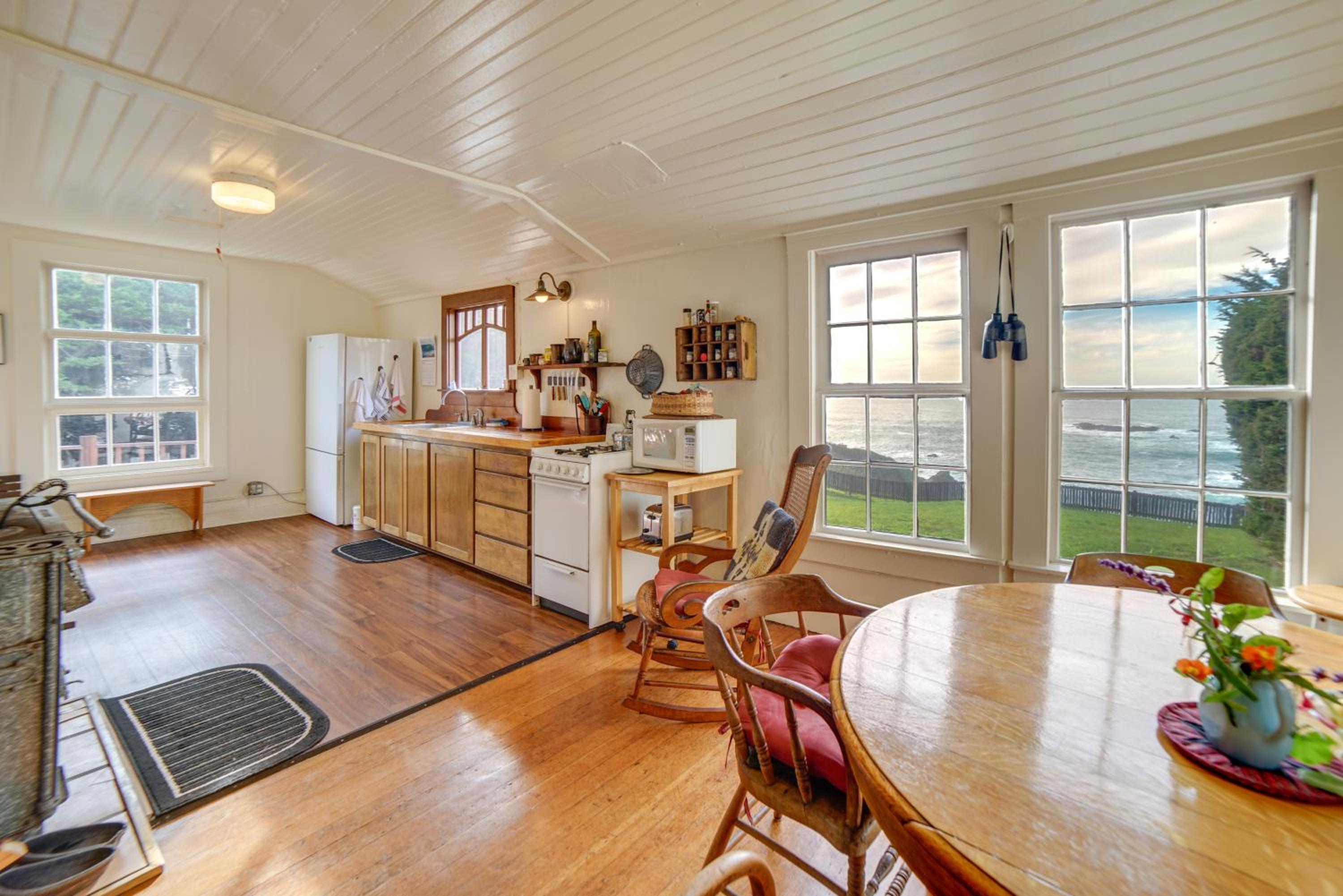 Rustic Oceanfront Mendocino Coast Cottage with Deck!