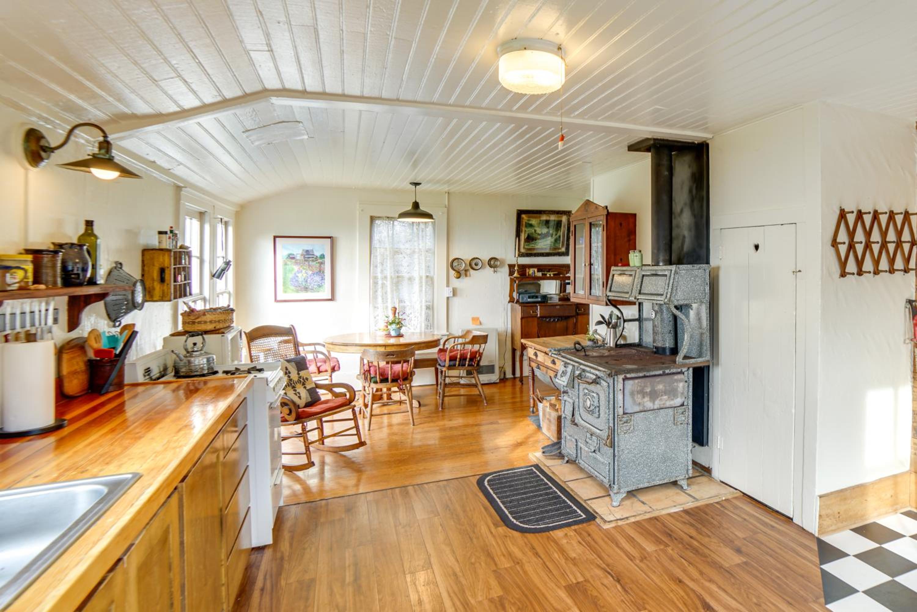 Rustic Oceanfront Mendocino Coast Cottage with Deck!