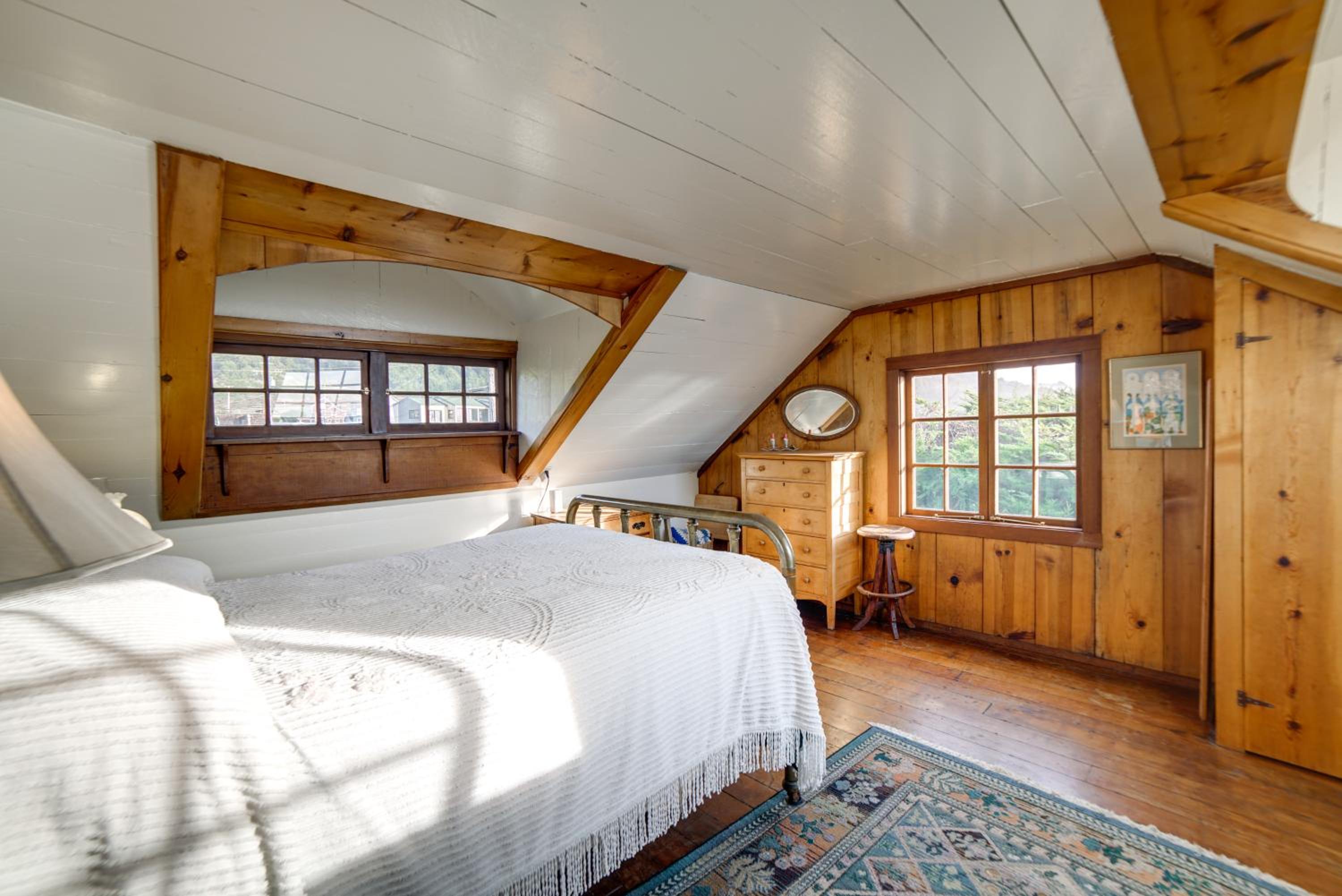 Rustic Oceanfront Mendocino Coast Cottage with Deck!