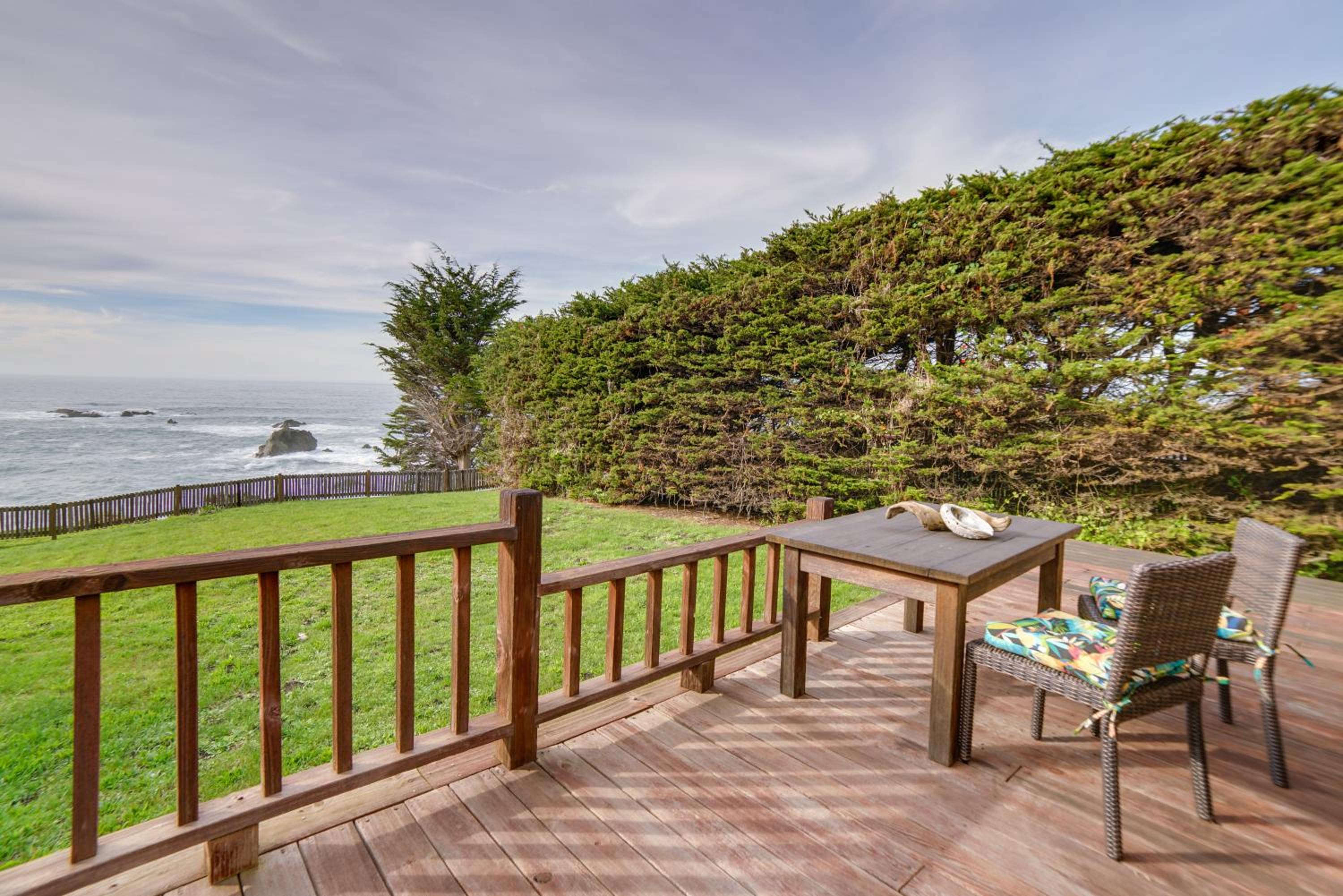 Rustic Oceanfront Mendocino Coast Cottage with Deck!
