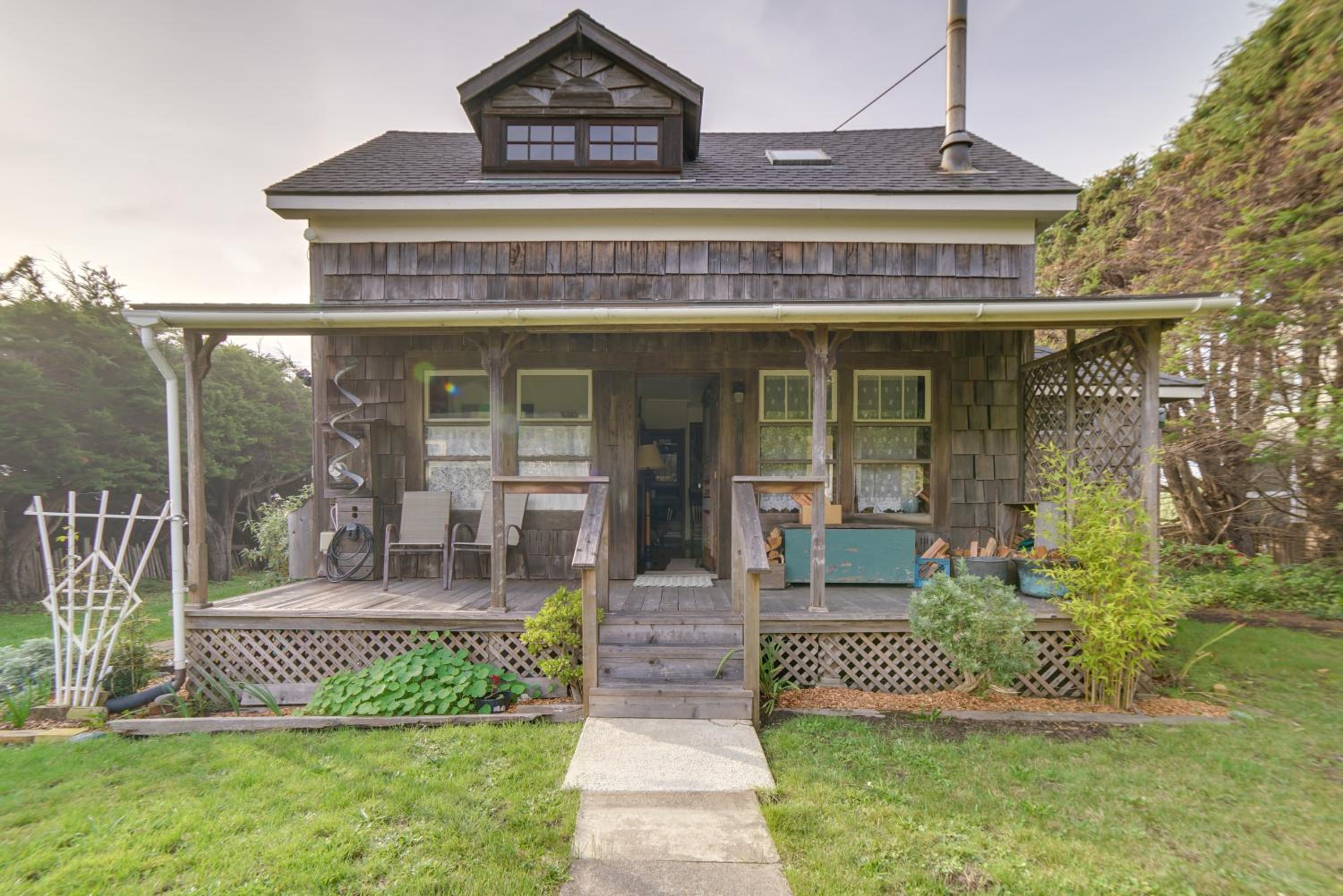 Rustic Oceanfront Mendocino Coast Cottage with Deck!