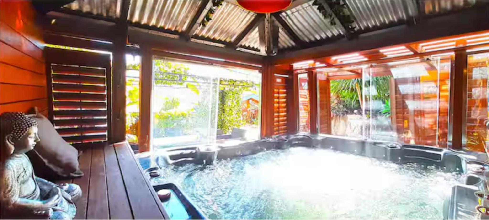 Charming Retreat at Famous Palm Beach Outdoor Spa till 8 Walk to Ocean beach