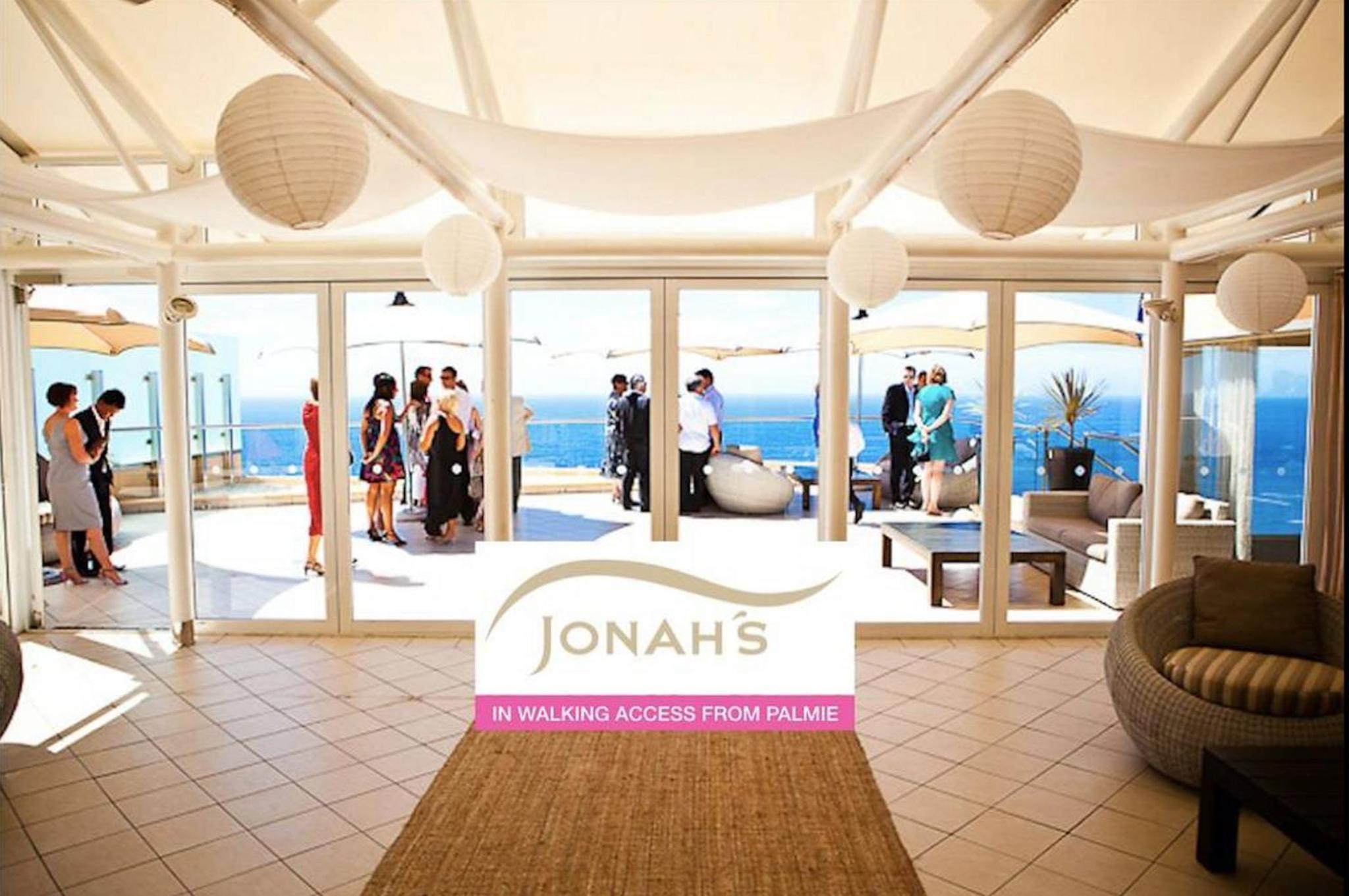 Charming Retreat at Famous Palm Beach Outdoor Spa till 8 Walk to Ocean beach