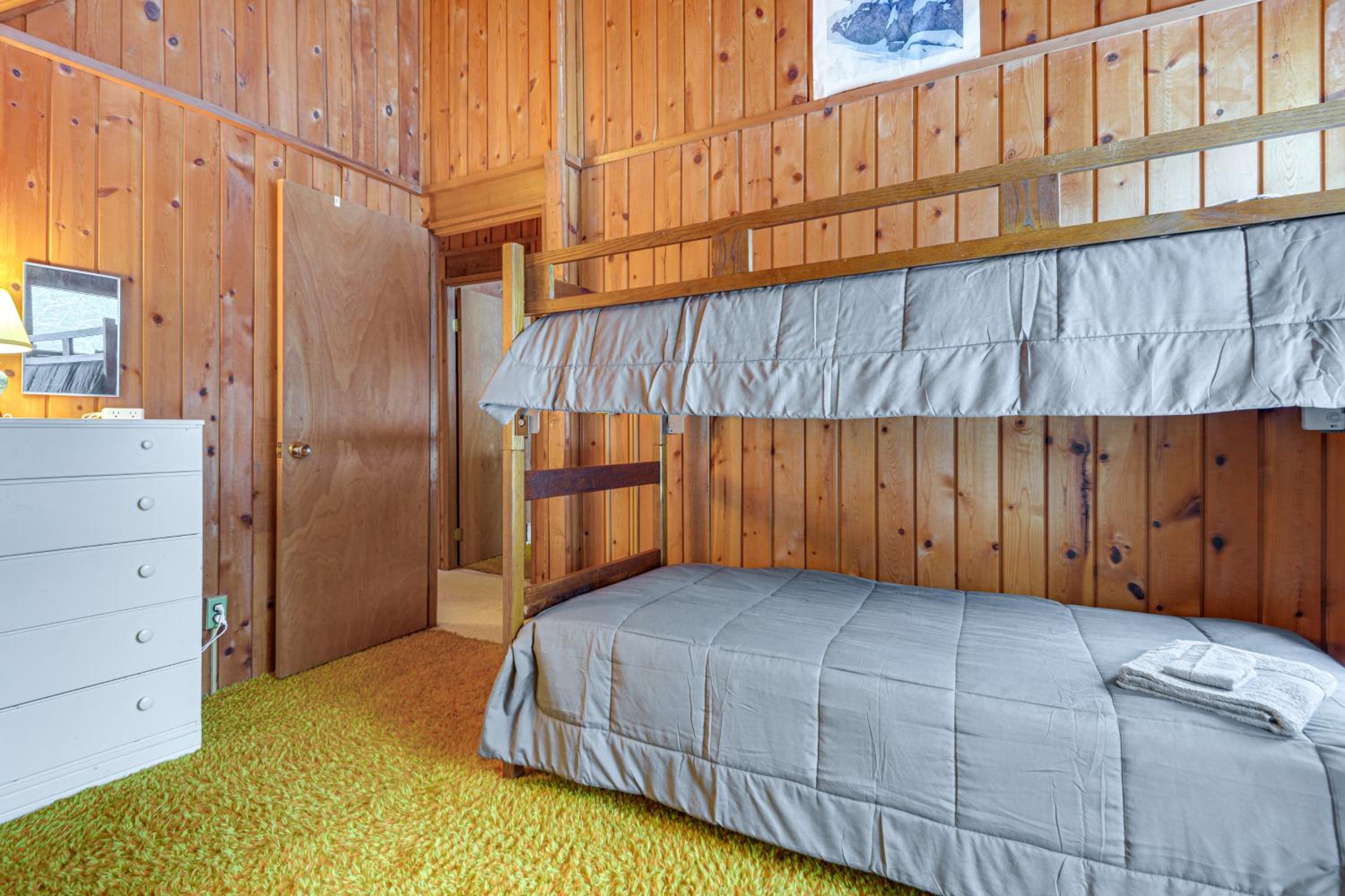 Ski, Hike and More! Year-Round Retreat in West Dover