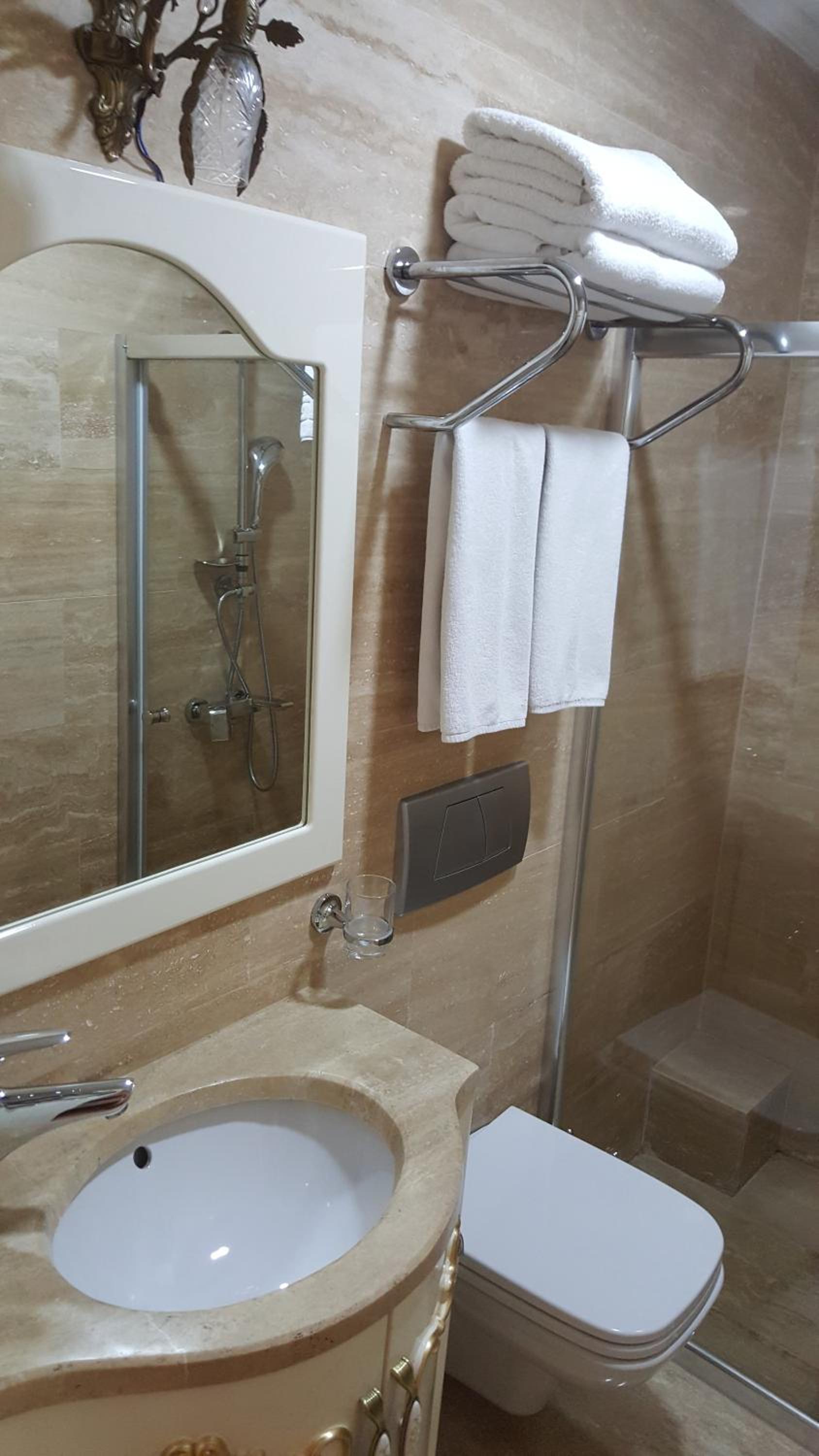 Best Town Hotel - Image 10