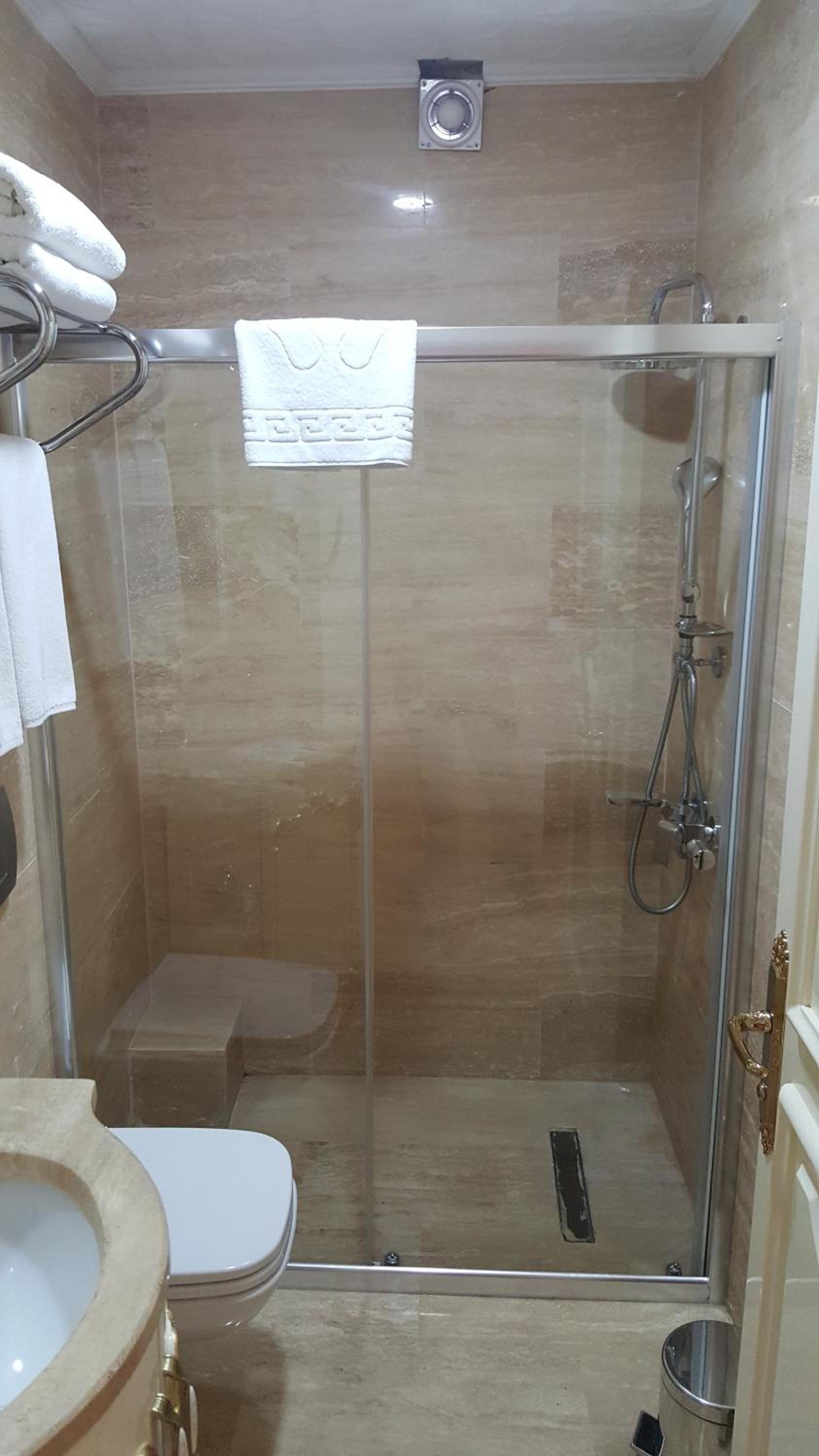 Best Town Hotel - Image 11