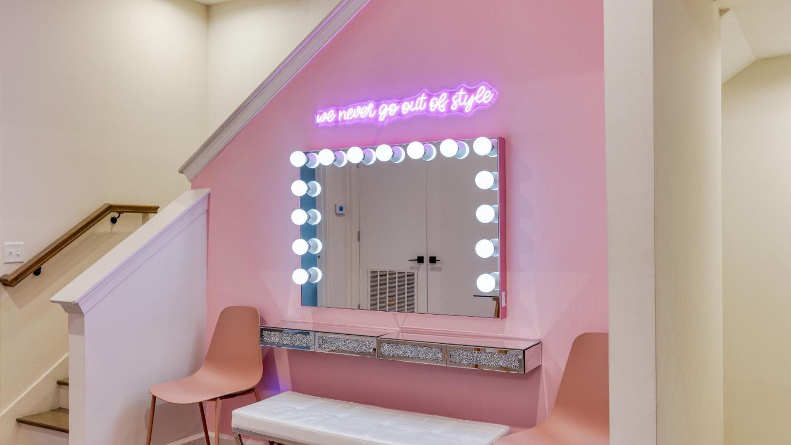 Sleeps 44 4 themed lofts w skyline balconies neon backdrops glam kitchens—perfect for Nashville group stays The Swift Retreat by AvantStay