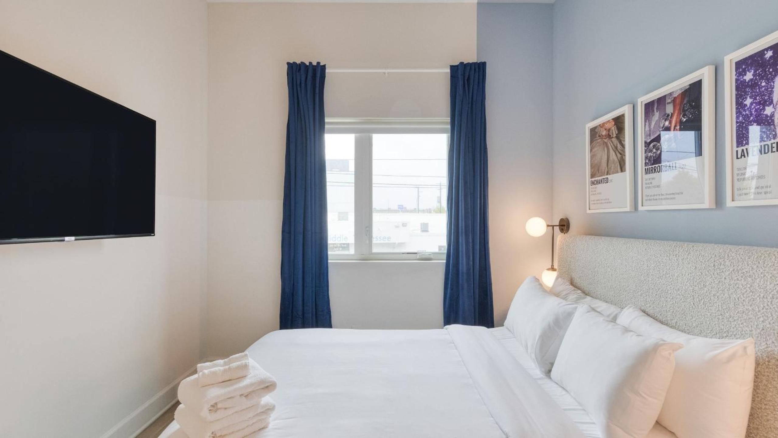 Sleeps 44 4 themed lofts w skyline balconies neon backdrops glam kitchens—perfect for Nashville group stays The Swift Retreat by AvantStay