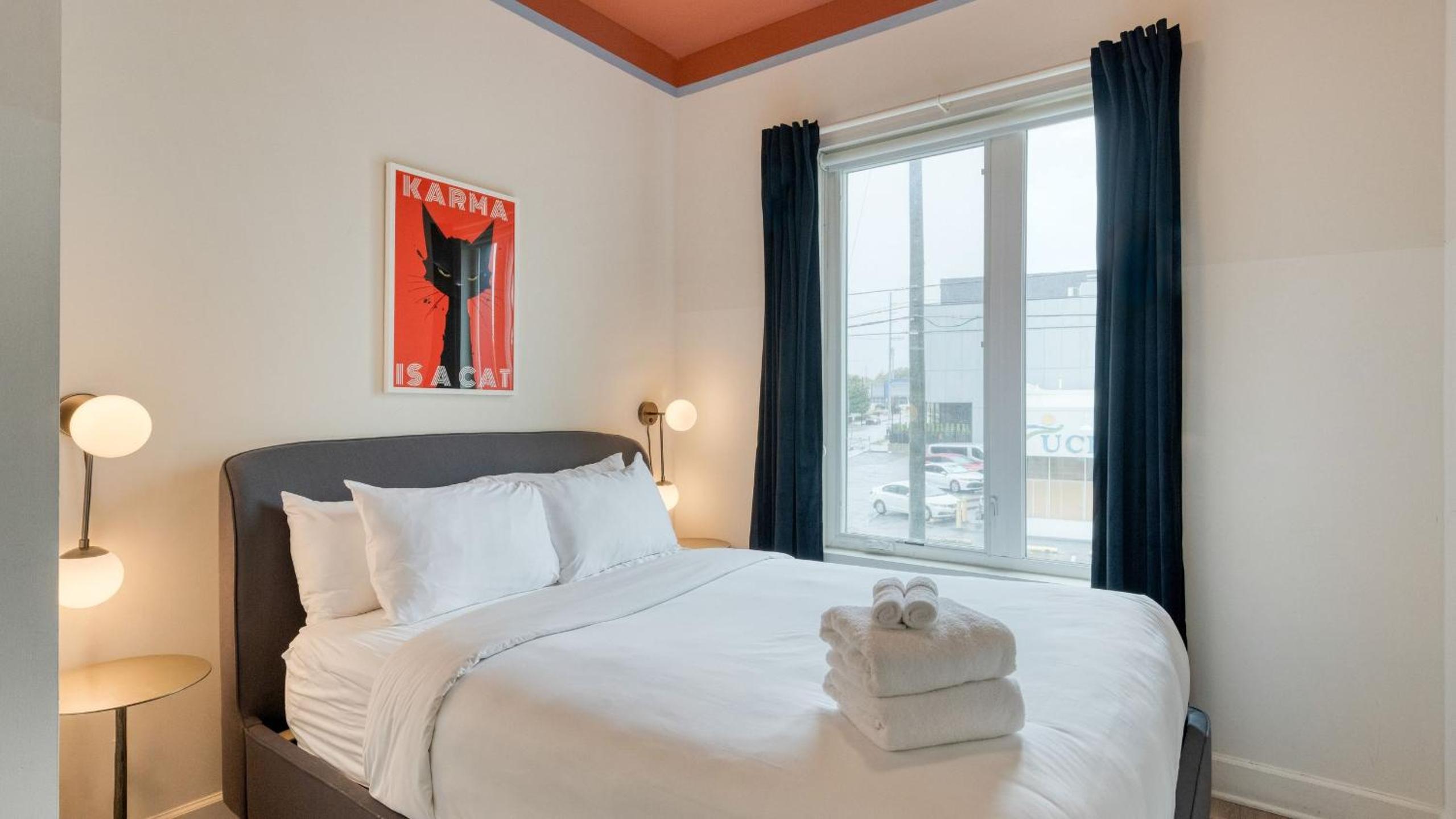 Sleeps 44 4 themed lofts w skyline balconies neon backdrops glam kitchens—perfect for Nashville group stays The Swift Retreat by AvantStay