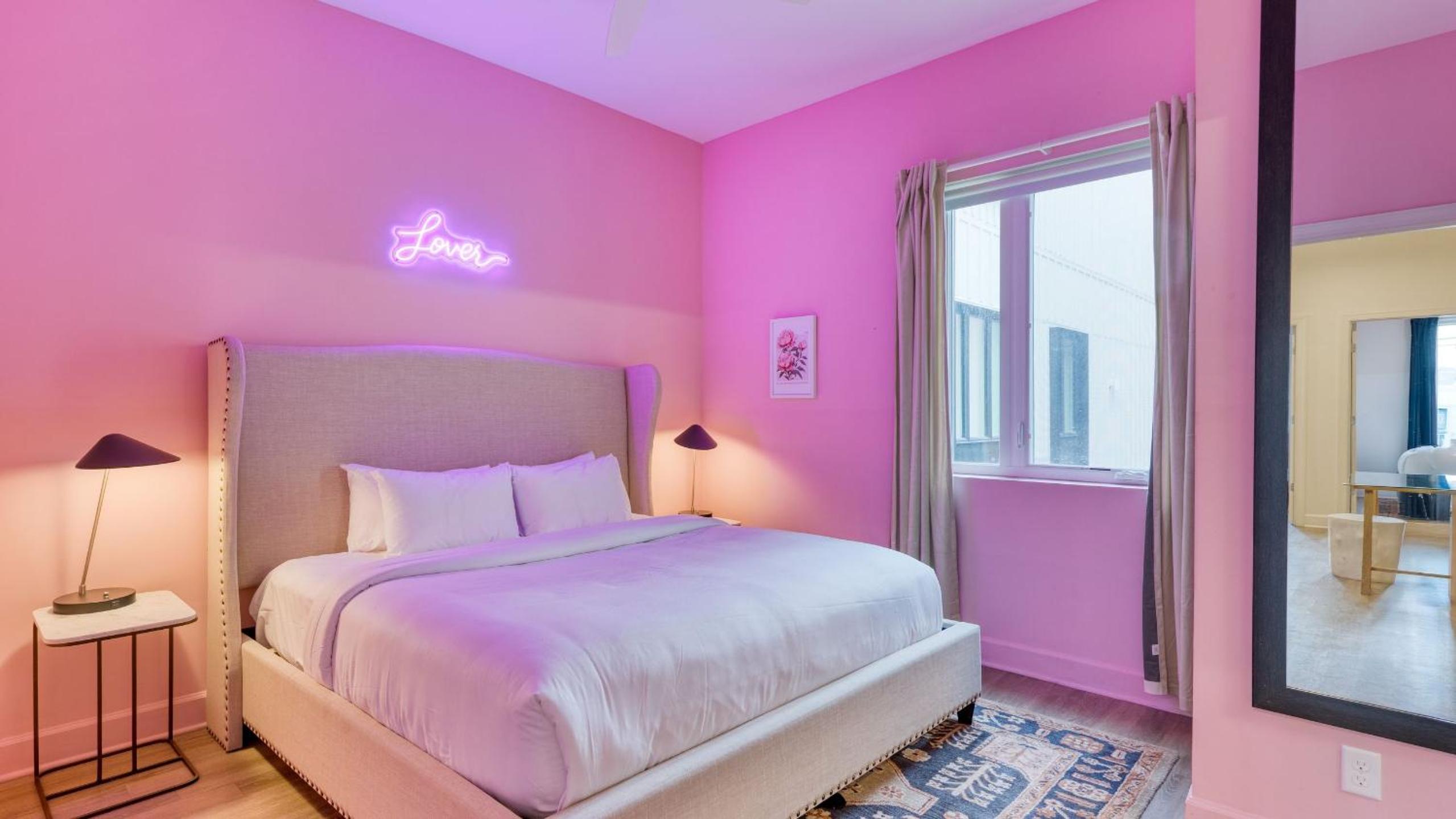 Sleeps 44 4 themed lofts w skyline balconies neon backdrops glam kitchens—perfect for Nashville group stays The Swift Retreat by AvantStay