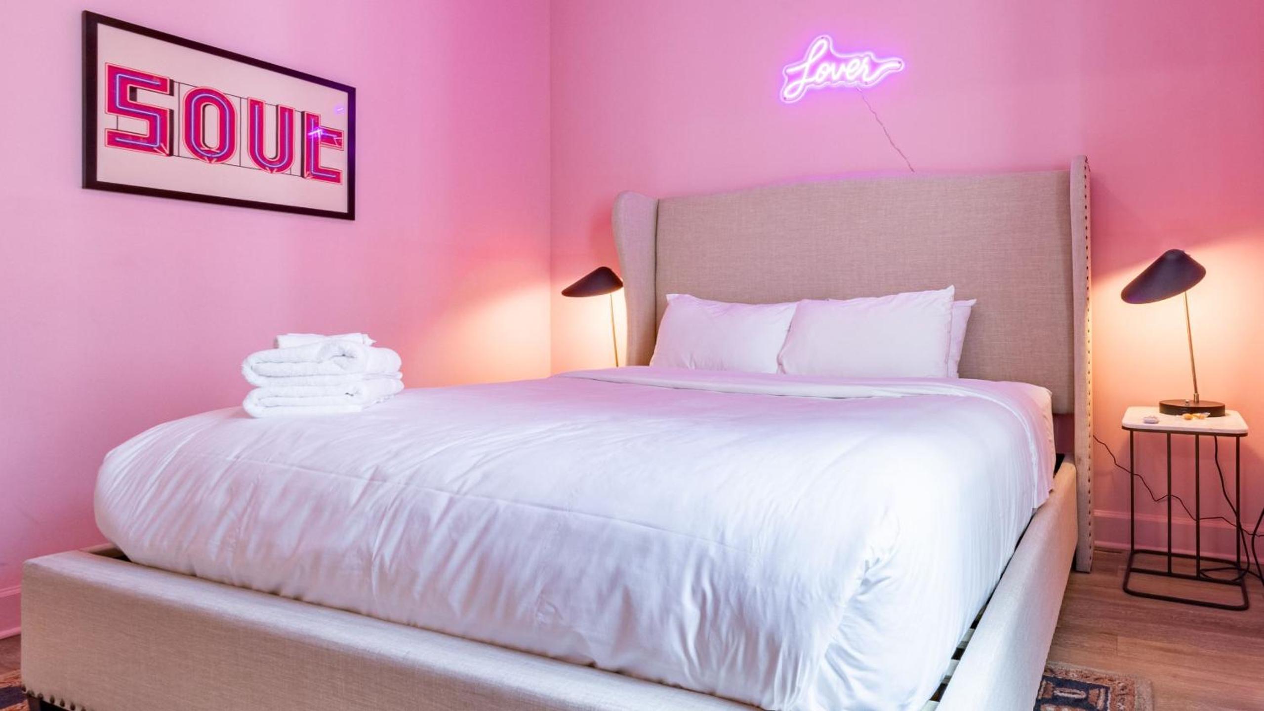 Sleeps 44 4 themed lofts w skyline balconies neon backdrops glam kitchens—perfect for Nashville group stays The Swift Retreat by AvantStay