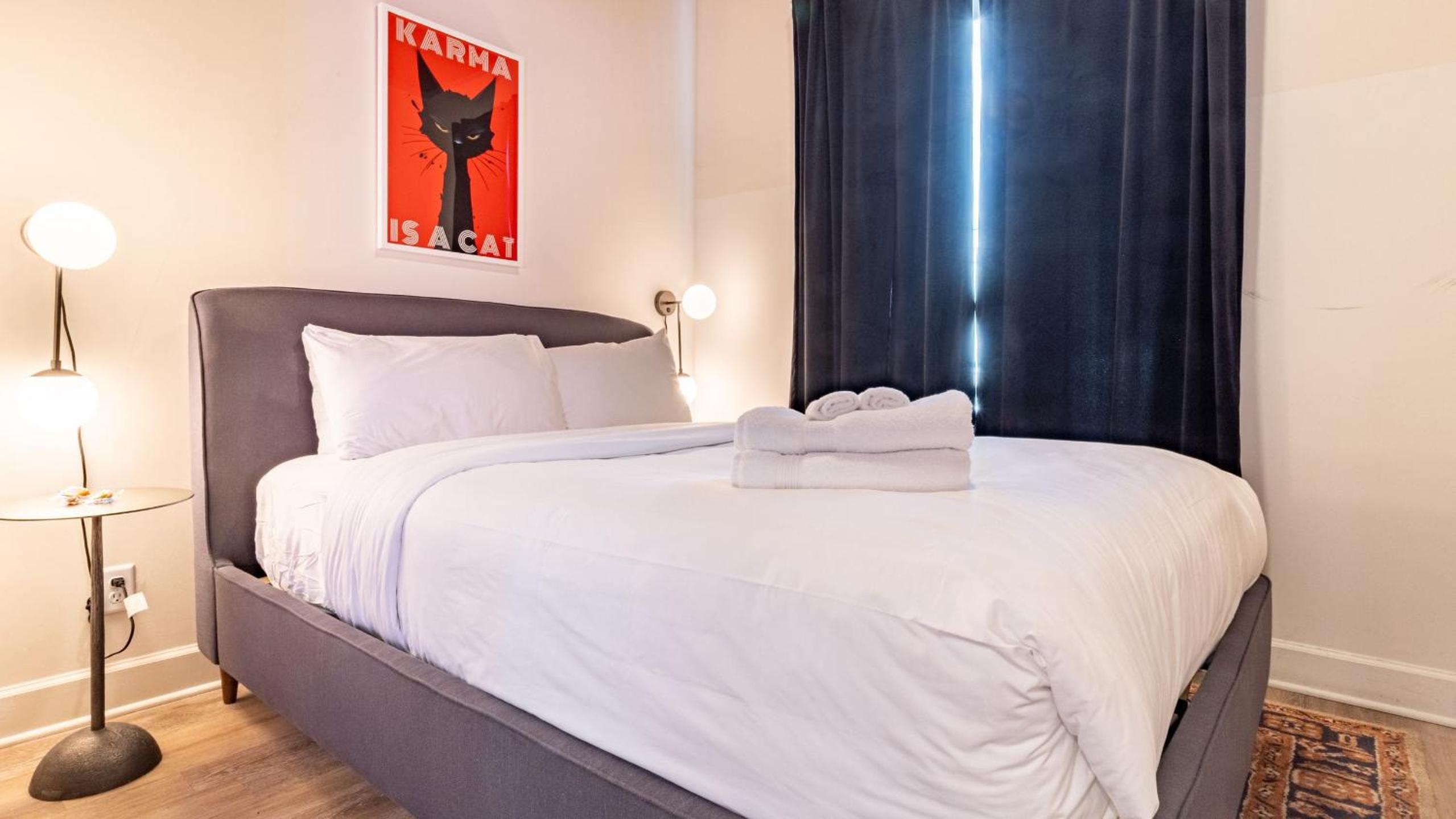 Sleeps 44 4 themed lofts w skyline balconies neon backdrops glam kitchens—perfect for Nashville group stays The Swift Retreat by AvantStay