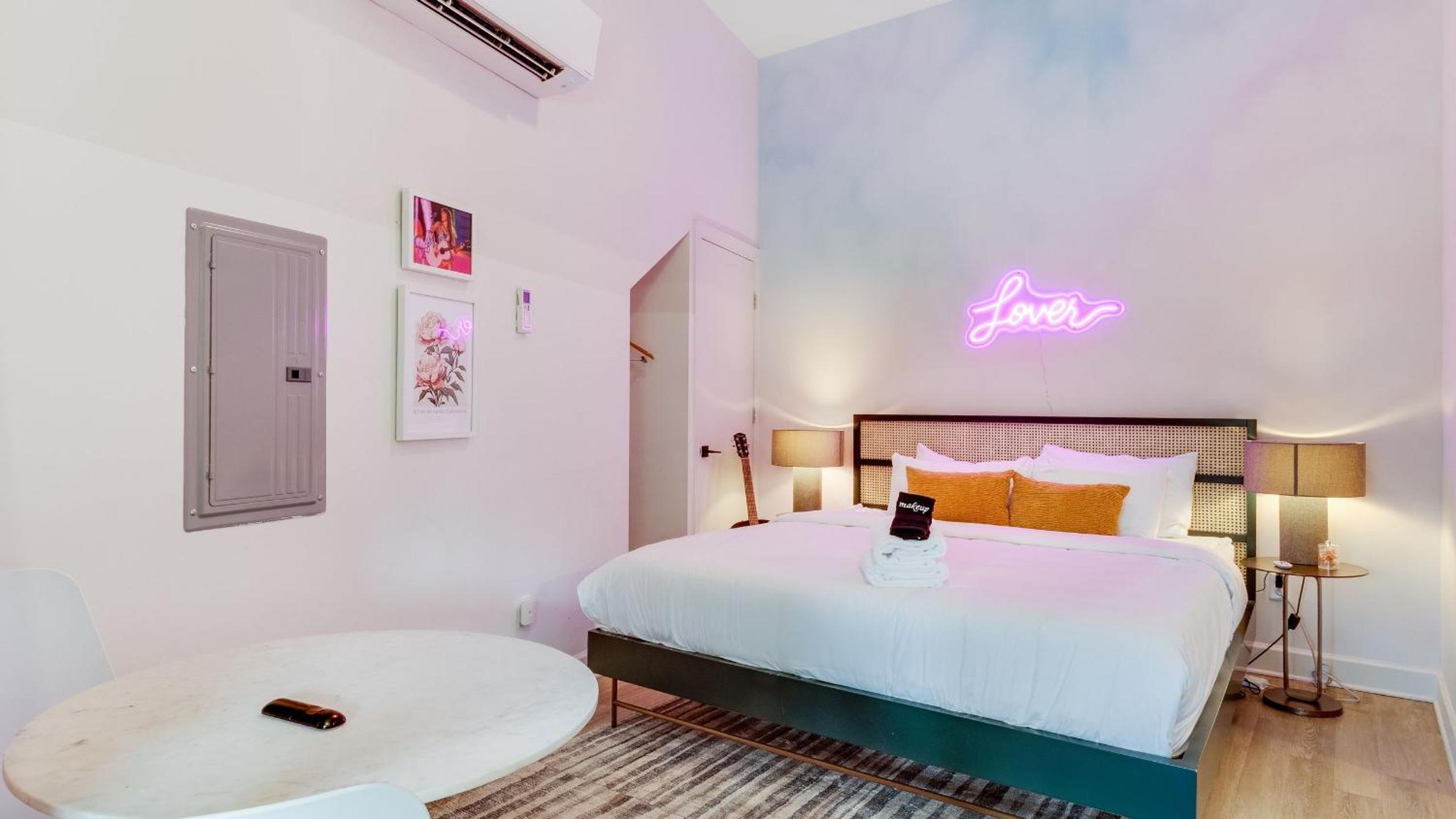 Sleeps 44 4 themed lofts w skyline balconies neon backdrops glam kitchens—perfect for Nashville group stays The Swift Retreat by AvantStay