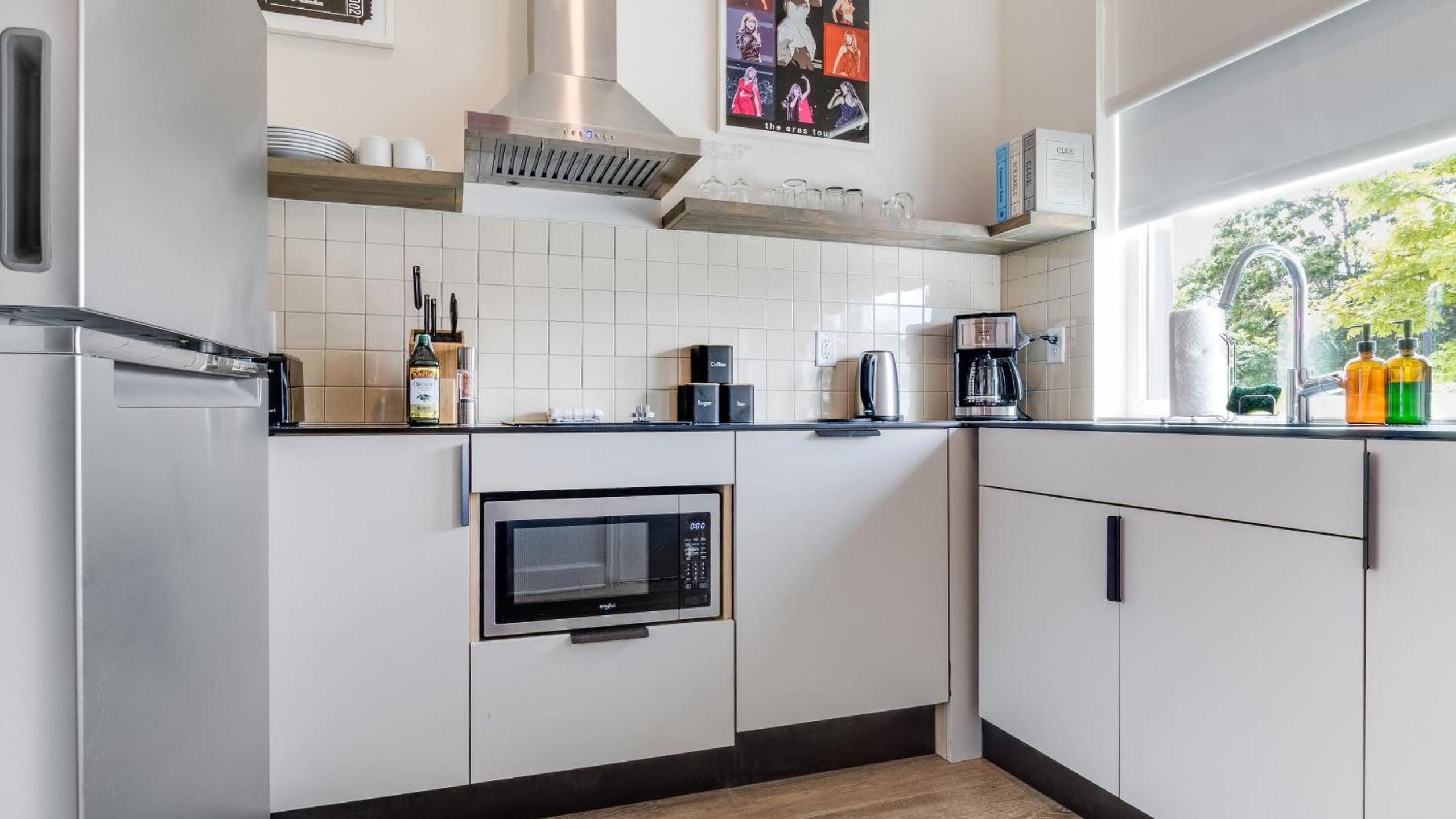 Sleeps 44 4 themed lofts w skyline balconies neon backdrops glam kitchens—perfect for Nashville group stays The Swift Retreat by AvantStay