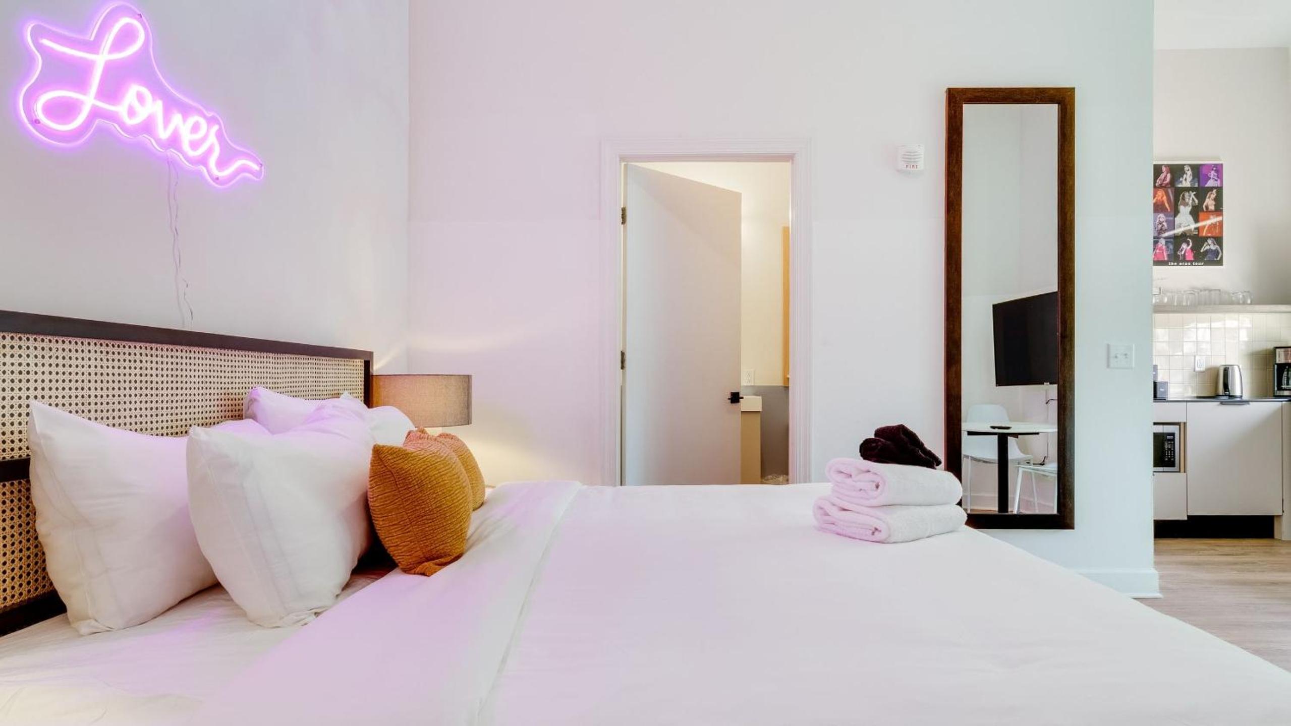 Sleeps 44 4 themed lofts w skyline balconies neon backdrops glam kitchens—perfect for Nashville group stays The Swift Retreat by AvantStay