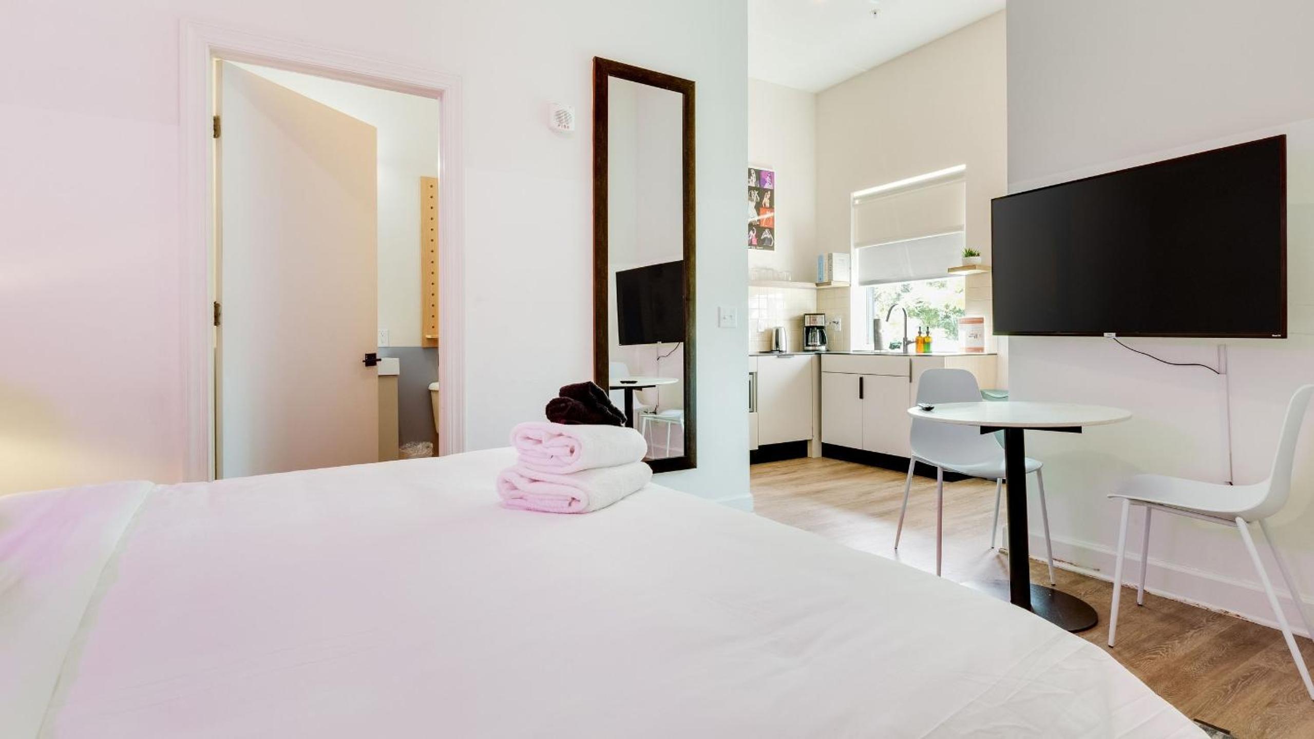 Sleeps 44 4 themed lofts w skyline balconies neon backdrops glam kitchens—perfect for Nashville group stays The Swift Retreat by AvantStay