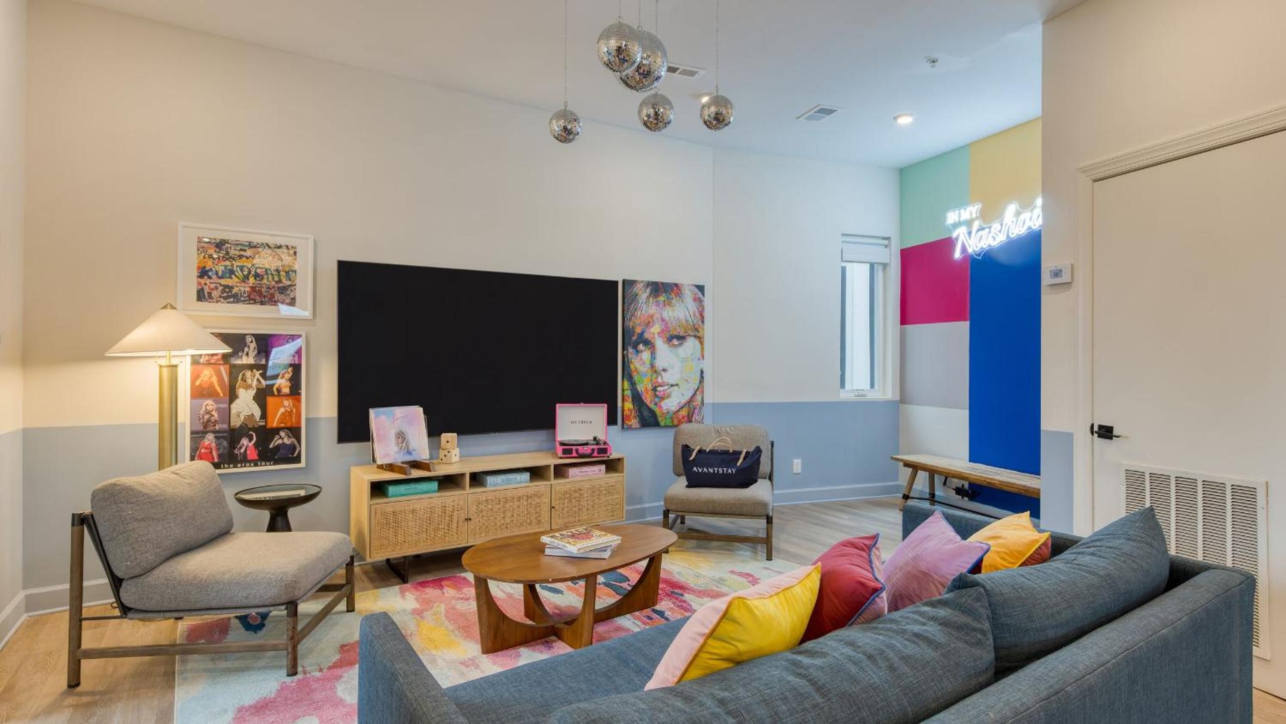 Sleeps 44 4 themed lofts w skyline balconies neon backdrops glam kitchens—perfect for Nashville group stays The Swift Retreat by AvantStay