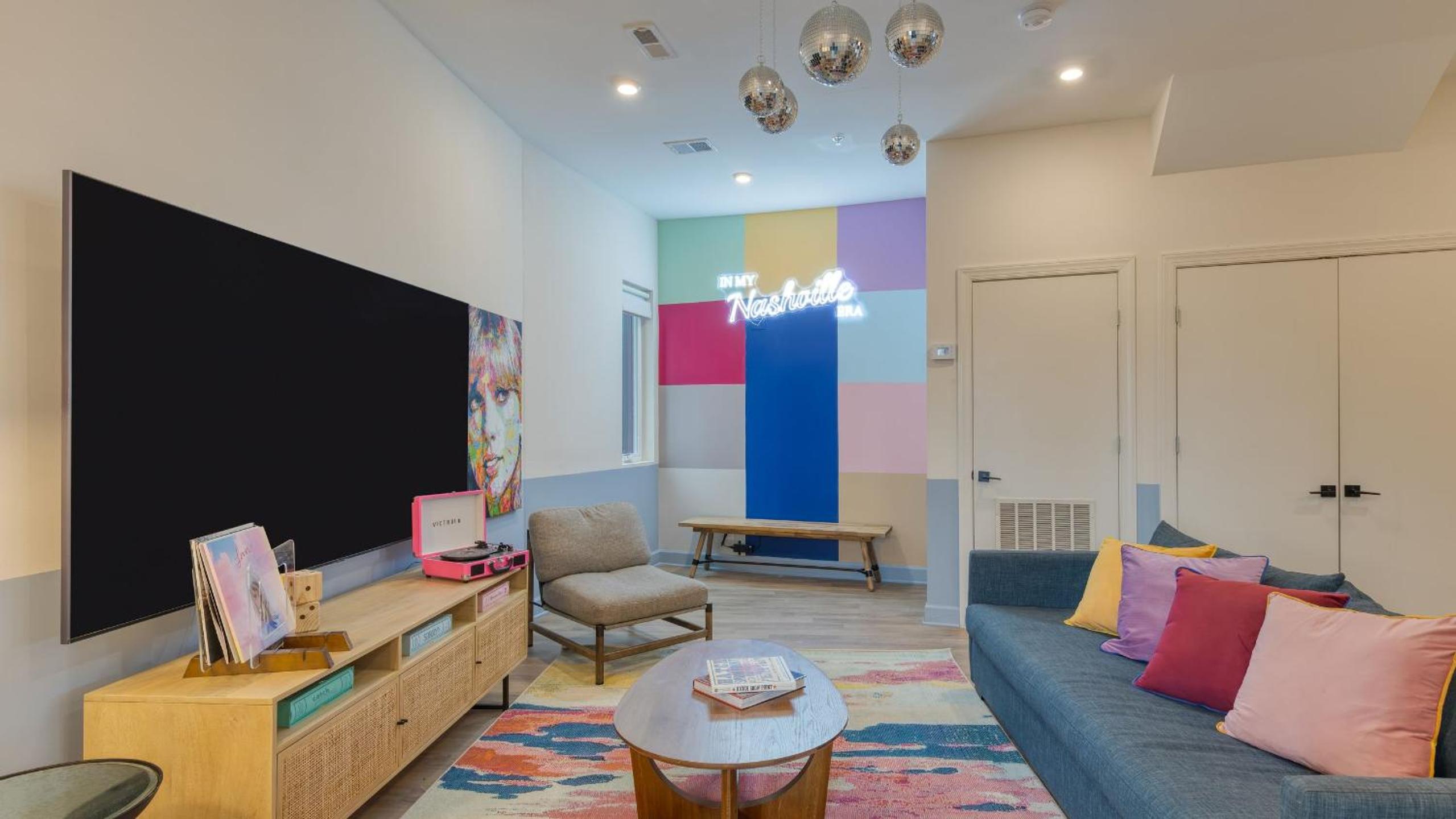Sleeps 44 4 themed lofts w skyline balconies neon backdrops glam kitchens—perfect for Nashville group stays The Swift Retreat by AvantStay
