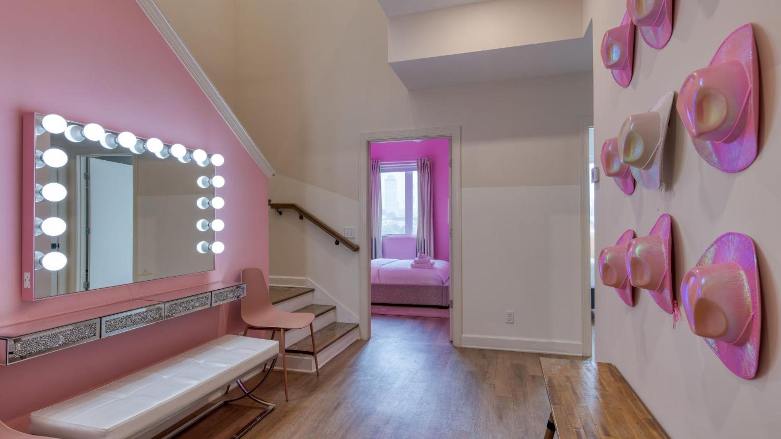 Sleeps 44 4 themed lofts w skyline balconies neon backdrops glam kitchens—perfect for Nashville group stays The Swift Retreat by AvantStay